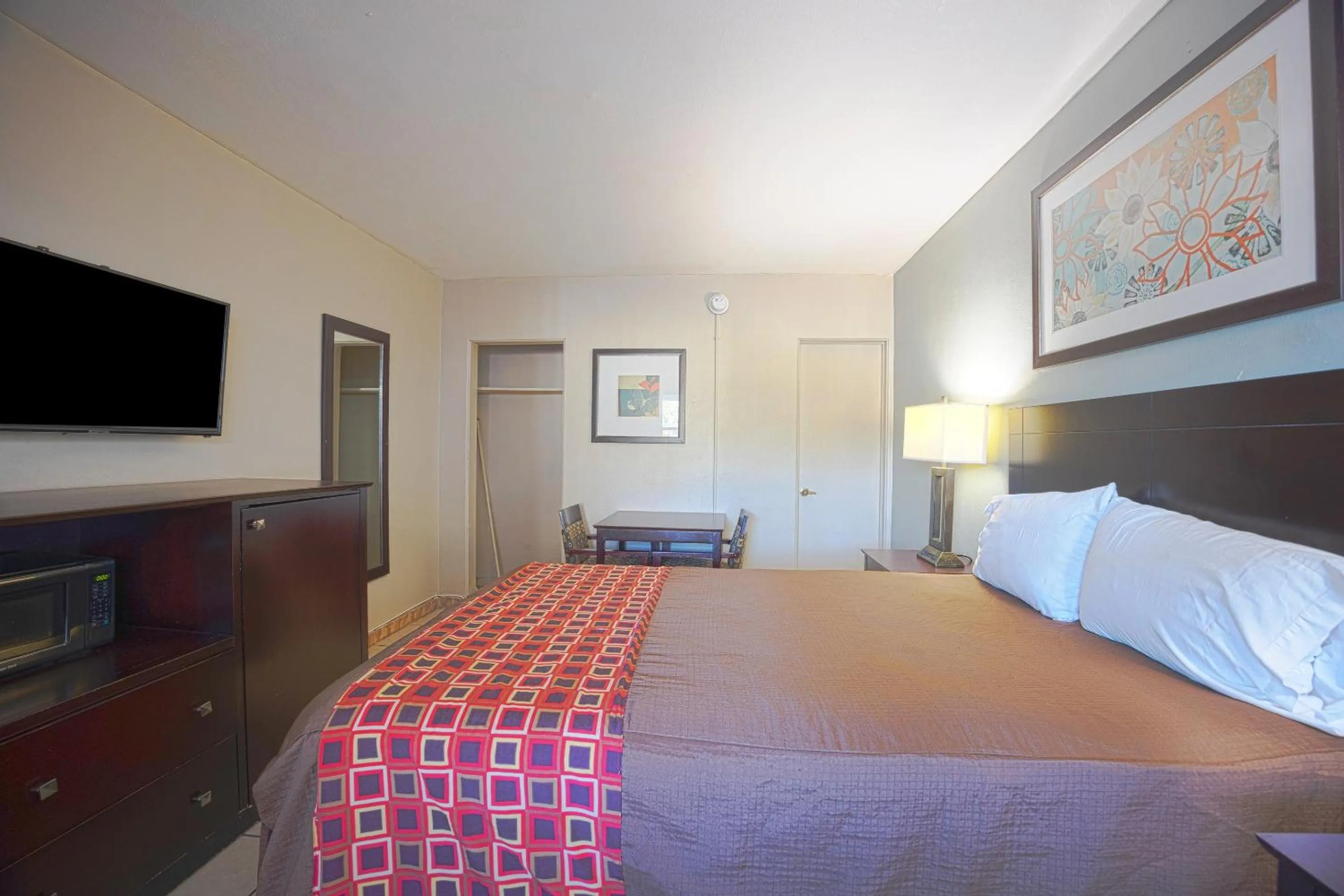 Bedroom, Bed in Sunrise Inn by OYO Titusville FL