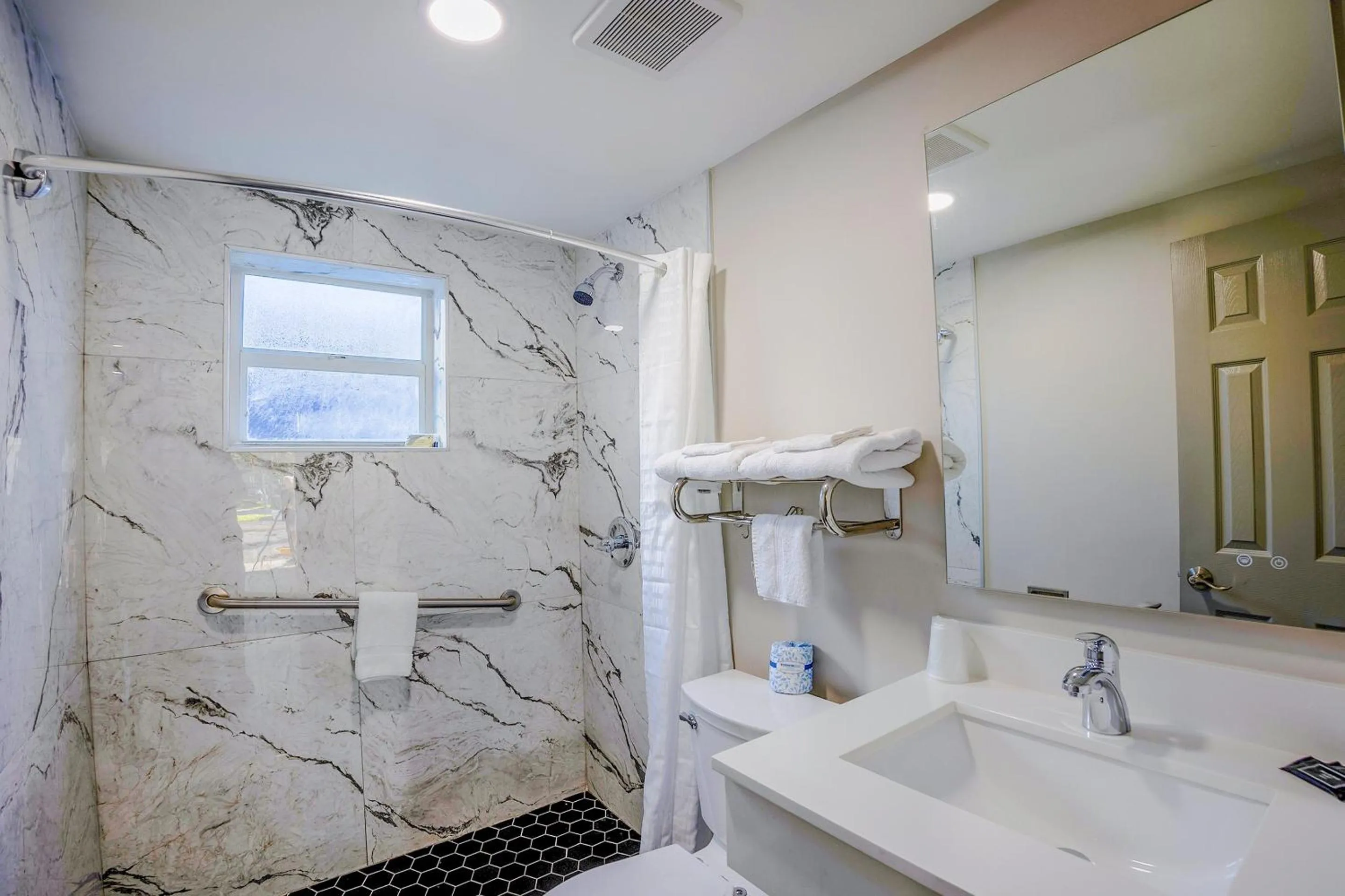 Bathroom in Sunrise Inn by OYO Titusville FL