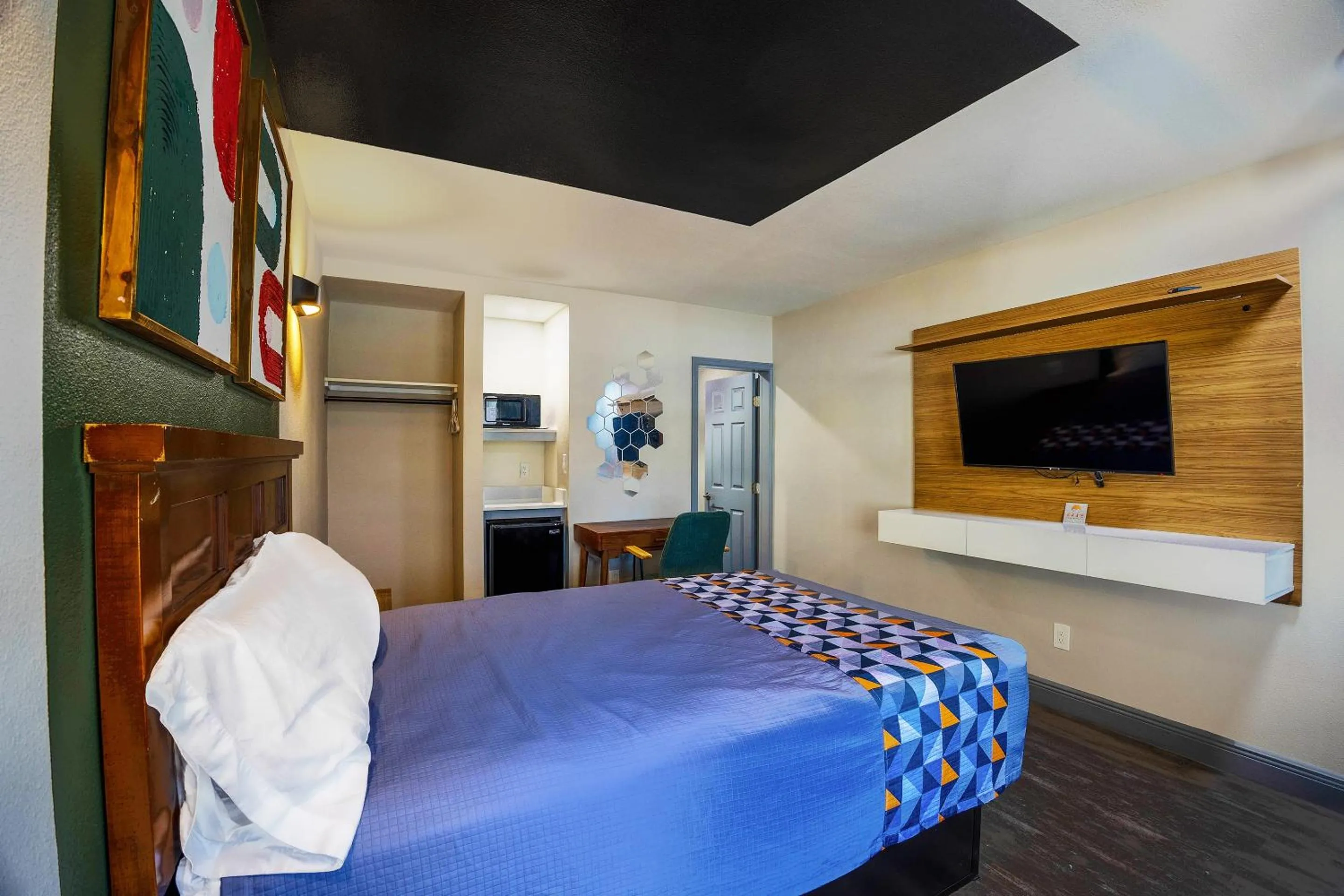 Bedroom, Bed in Sunrise Inn by OYO Titusville FL