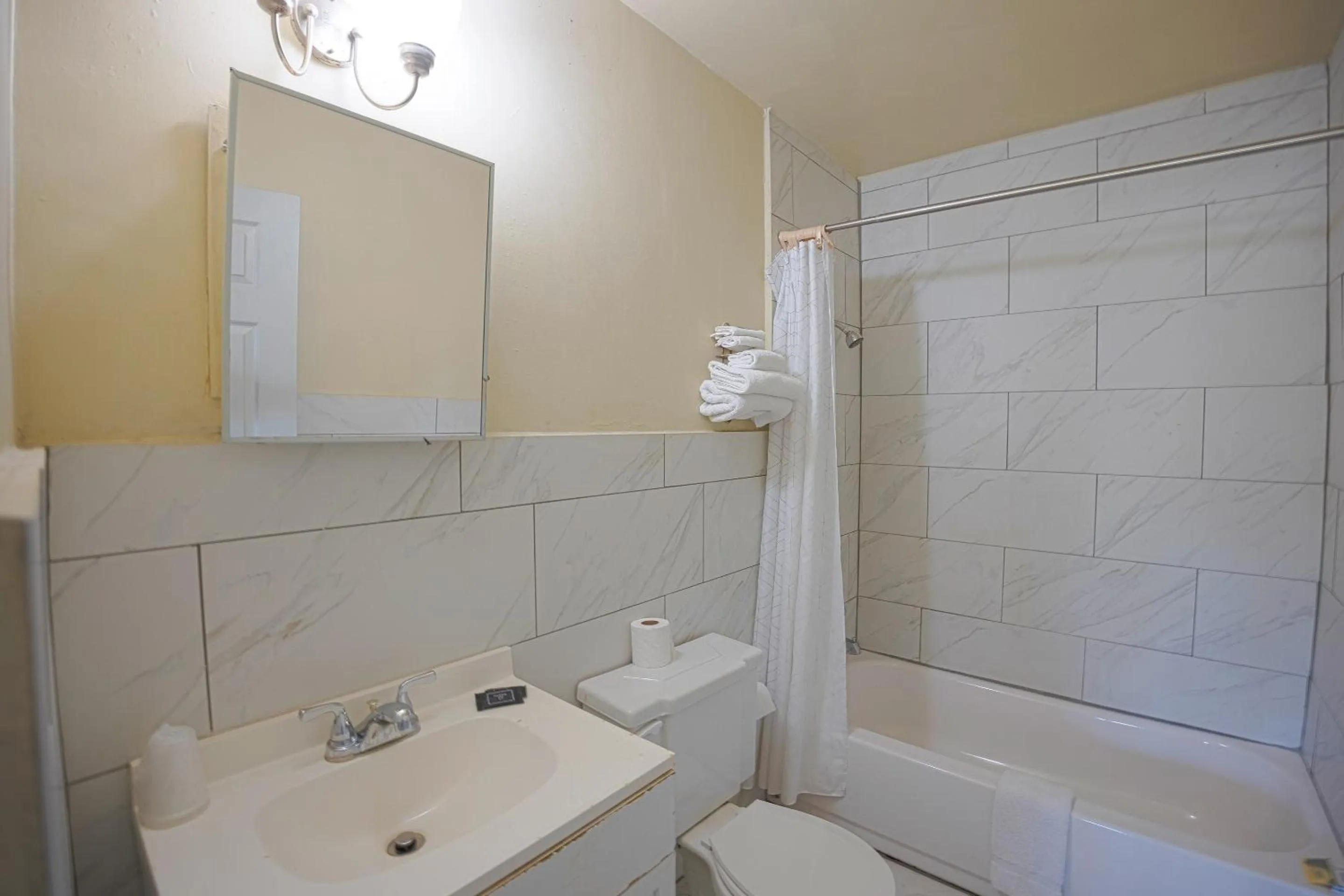 Bathroom in Sunrise Inn by OYO Titusville FL