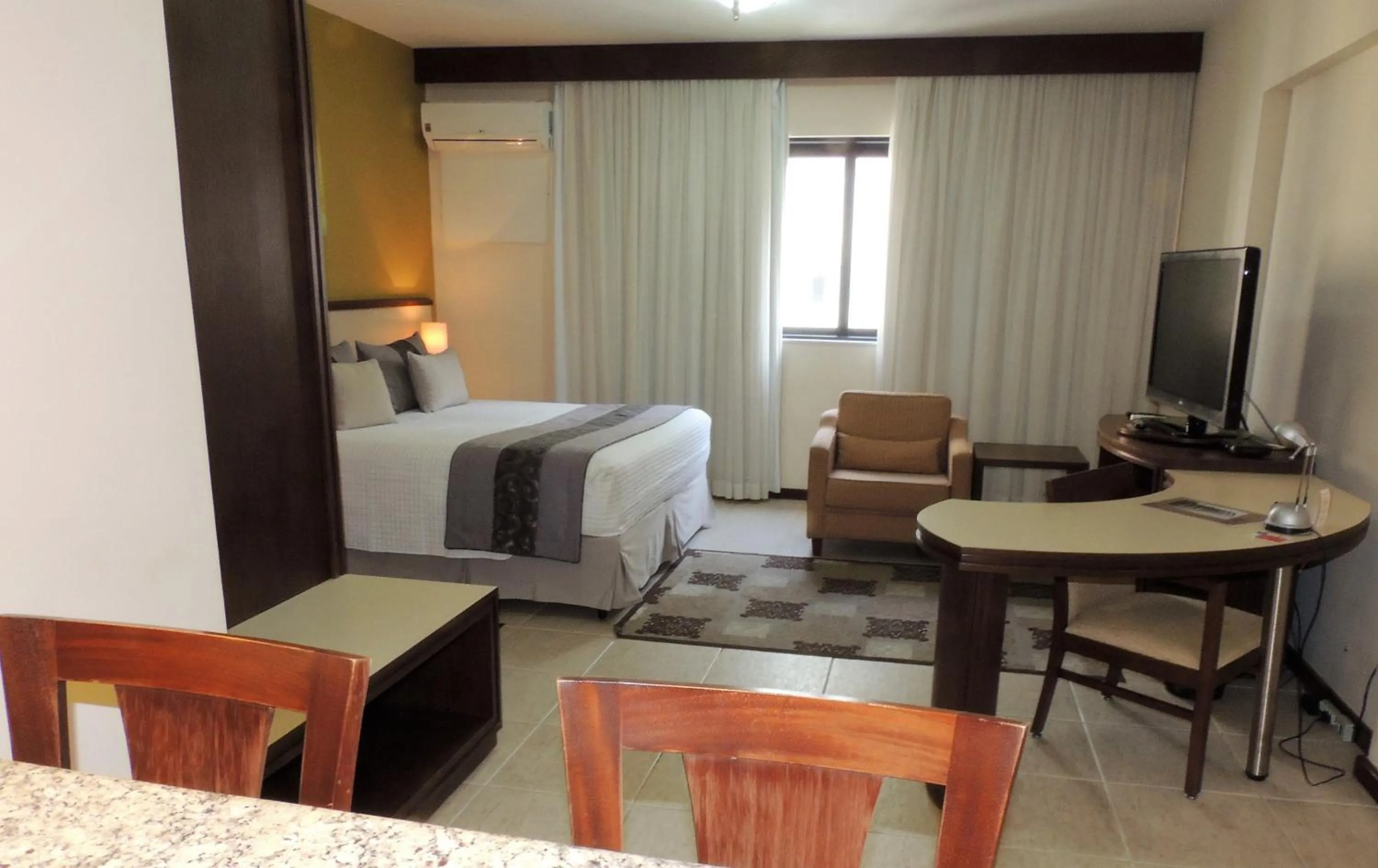 Photo of the whole room, Bed in Mondrian Suite Hotel