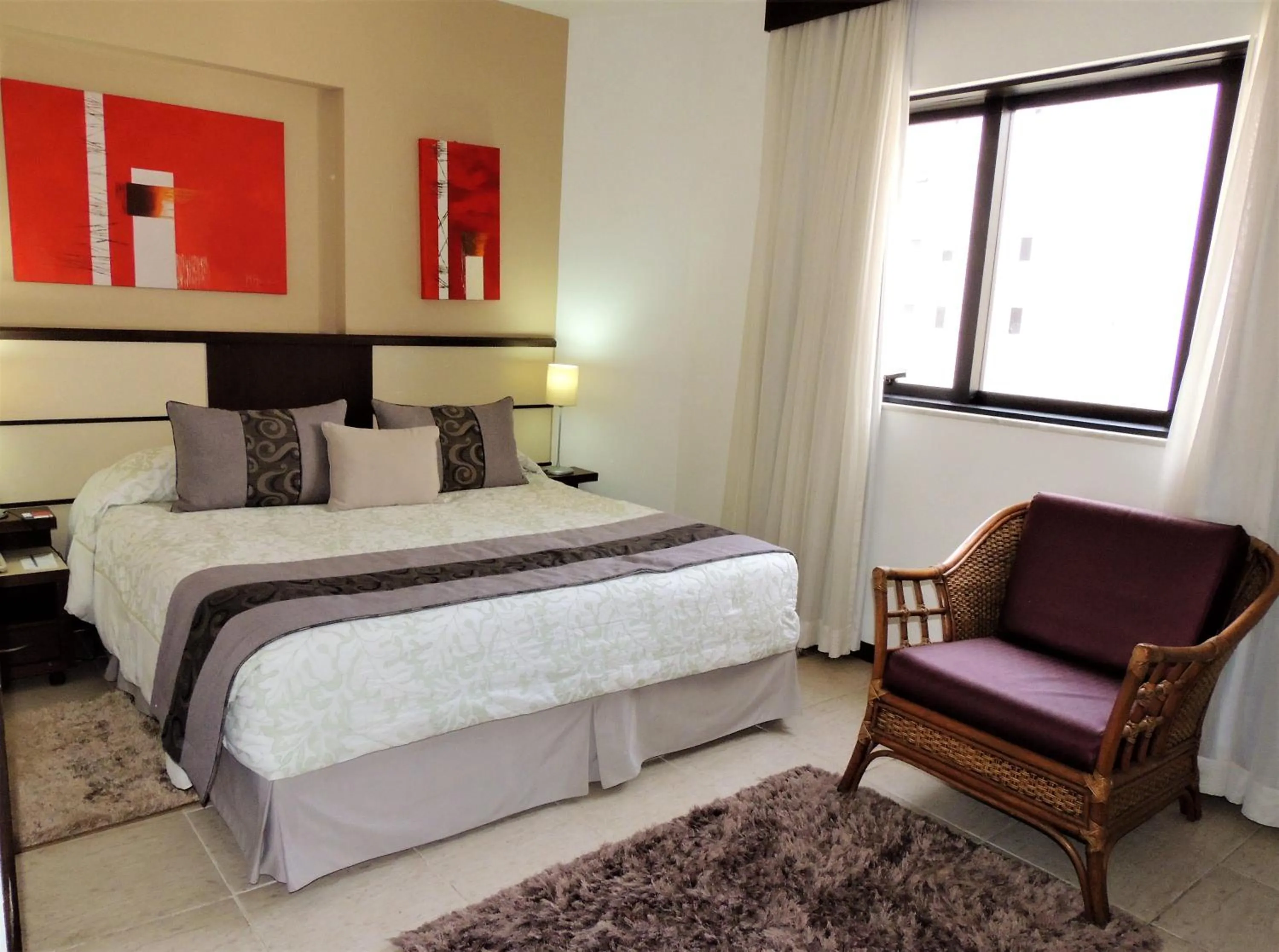 Bedroom, Bed in Mondrian Suite Hotel