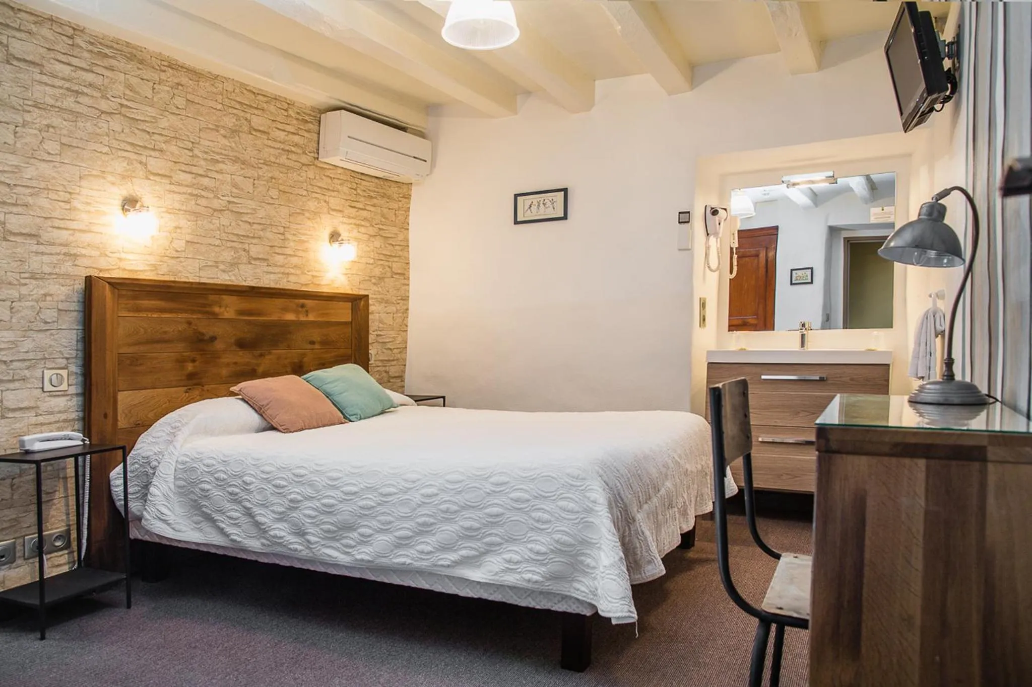 Bedroom, Bed in Logis Hotel Erreguina