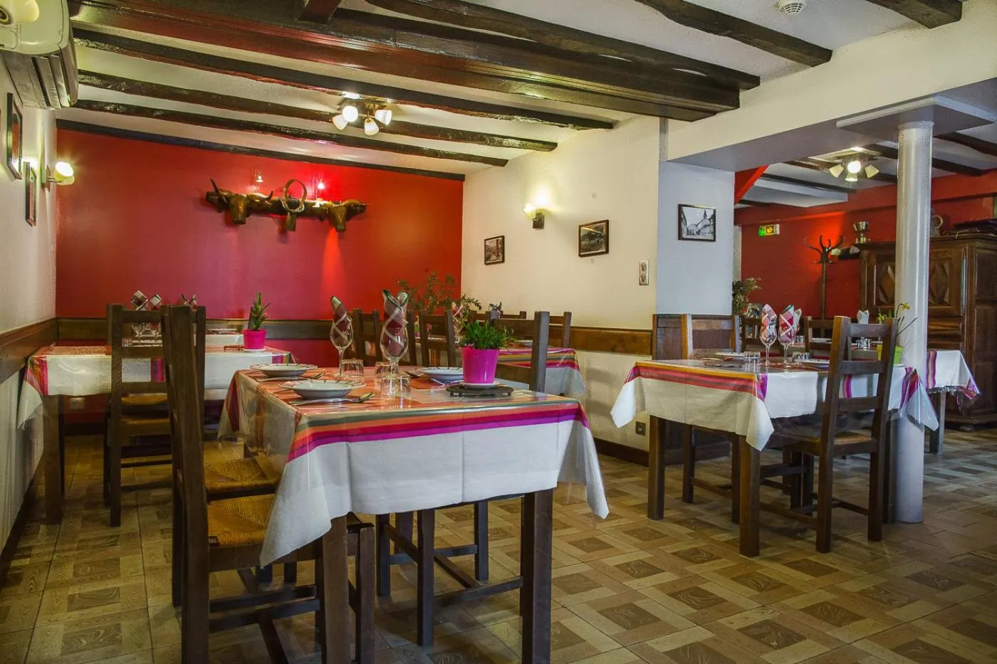 Restaurant/places to eat in Logis Hotel Erreguina