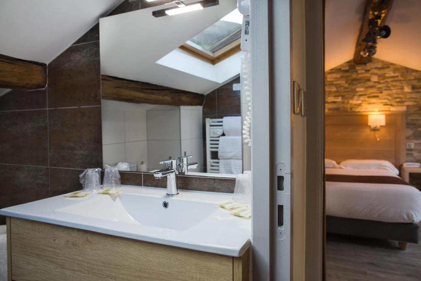 Bathroom, Bed in Logis Hotel Erreguina