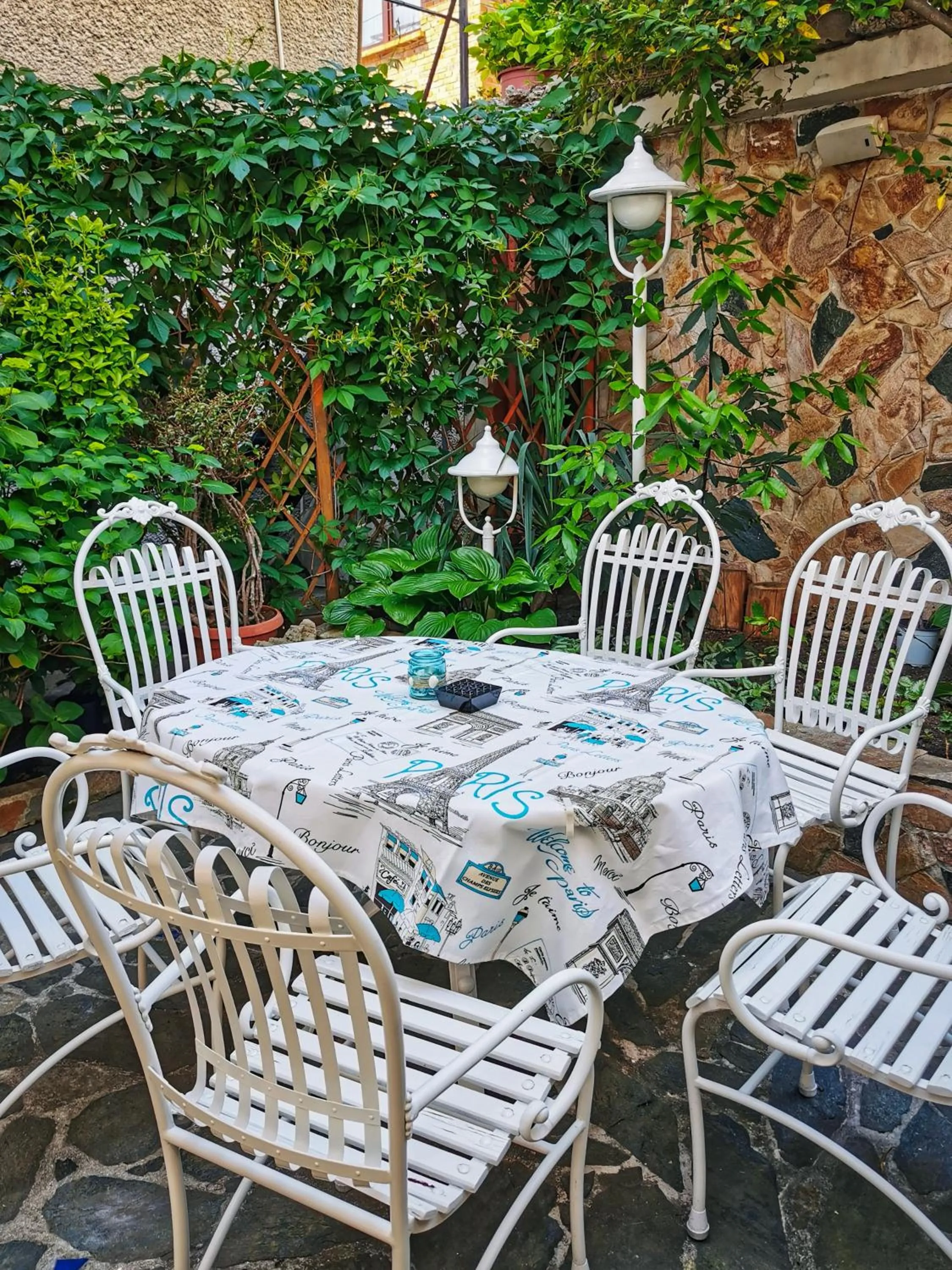 Restaurant/places to eat in Kavaler Hotel