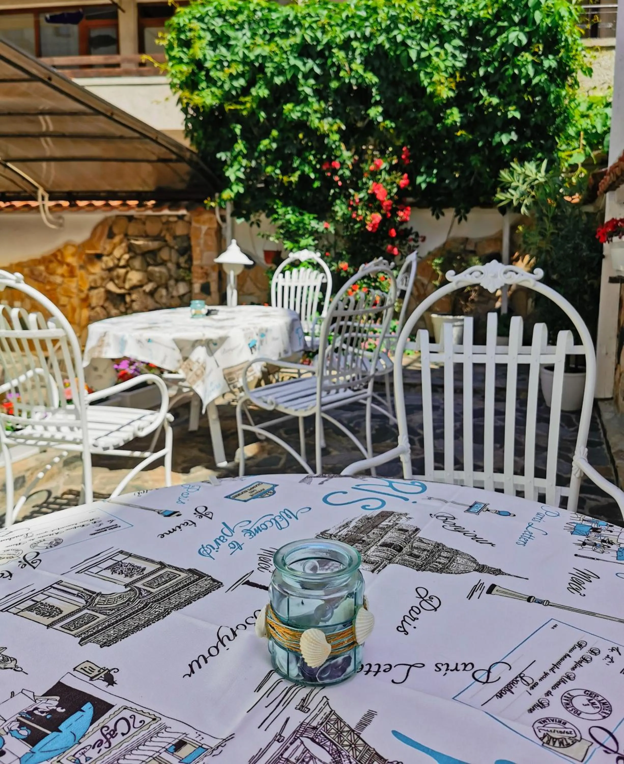 Restaurant/places to eat in Kavaler Hotel