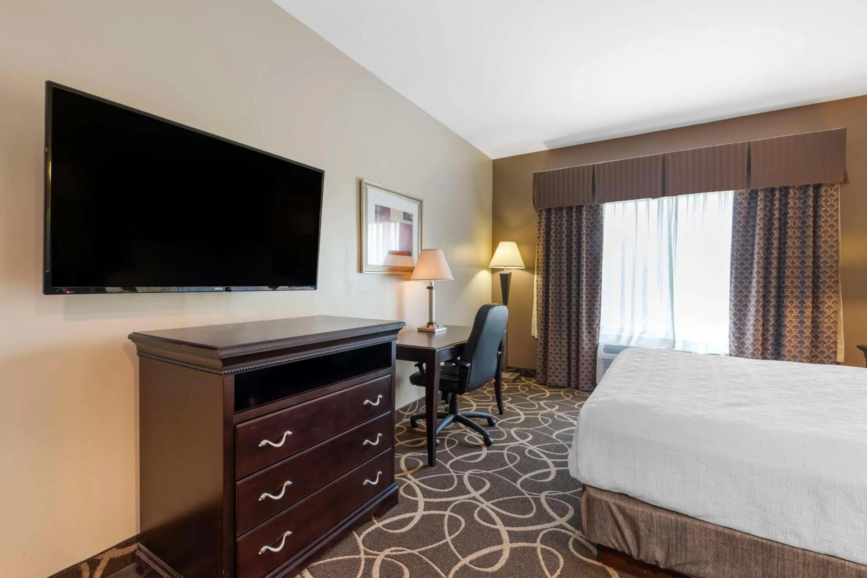 King Room with Sofa Bed - Accessible Tub/Non-Smoking in Best Western Plus Eau Claire Conference Center