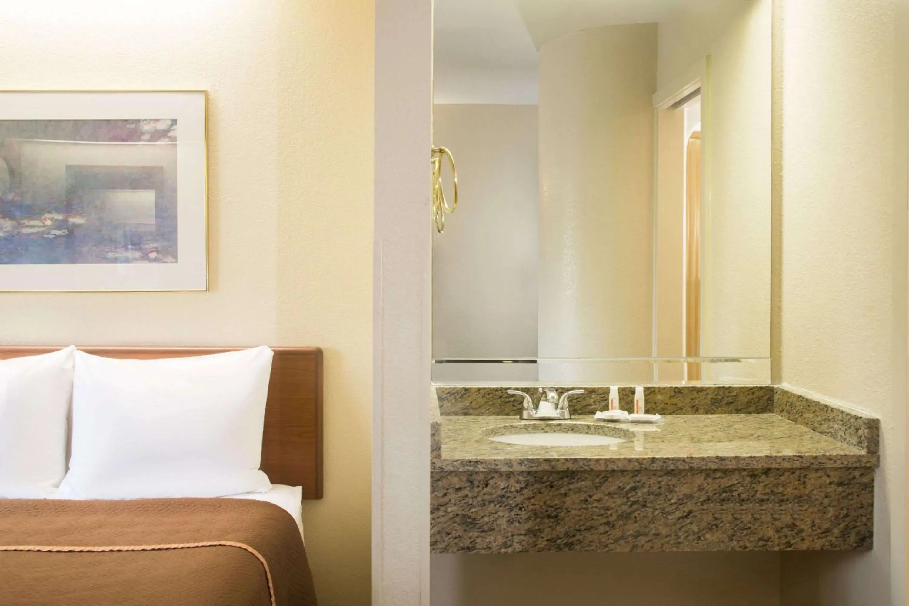 Double Room with Two Double Beds - Non-Smoking in Travelodge by Wyndham Fort Myers Airport Double Room with Two Double Beds - Non-Smoking in Travelodge by Wyndham Fort Myers Airport