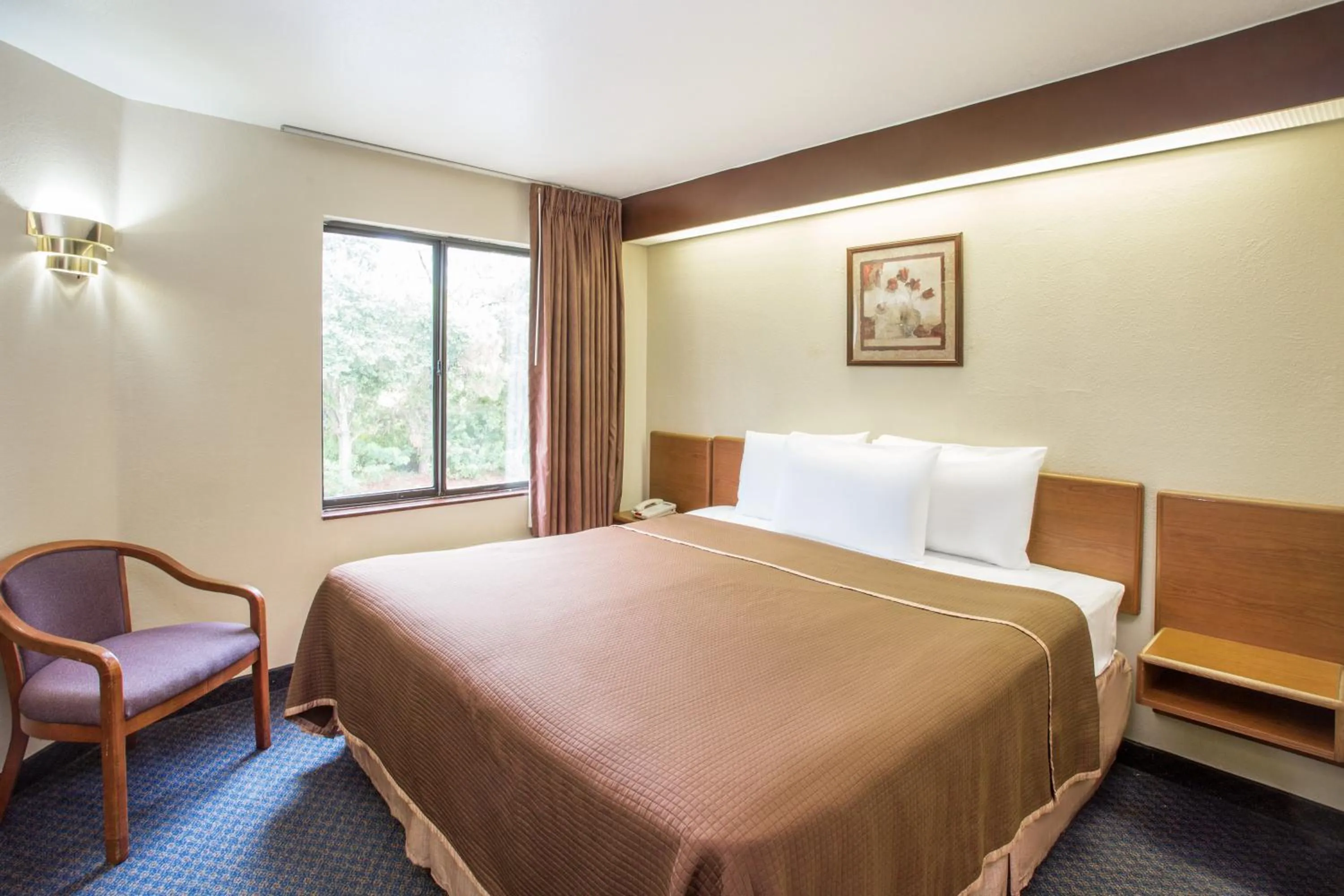 Bedroom, Bed in Travelodge by Wyndham Fort Myers Airport