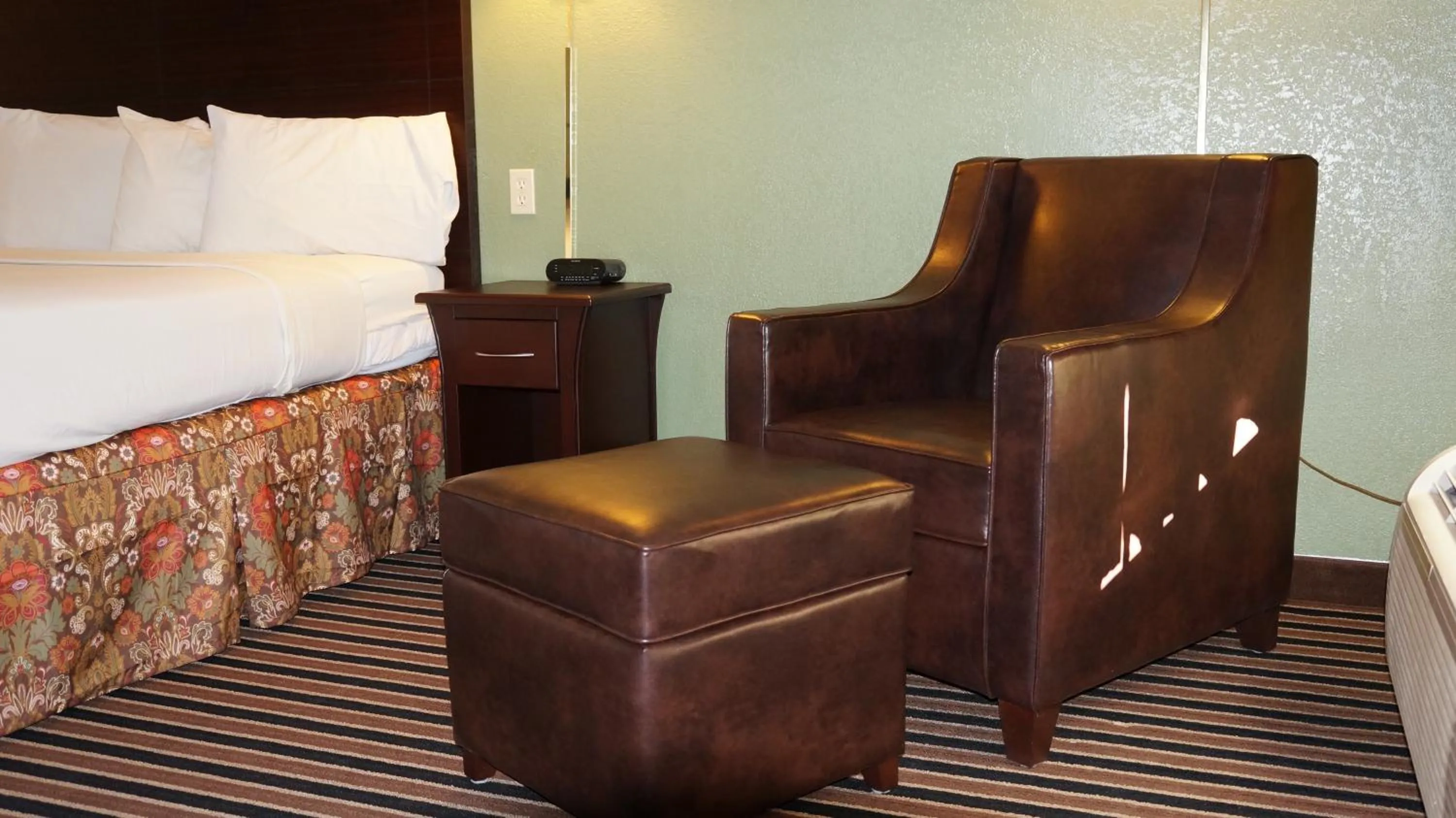 Seating area in Regency Inn Pittsburg