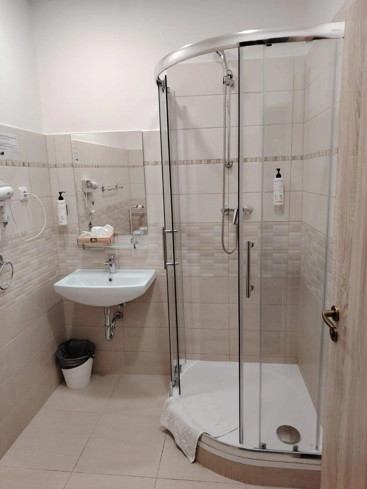 Shower in Hotel Legie