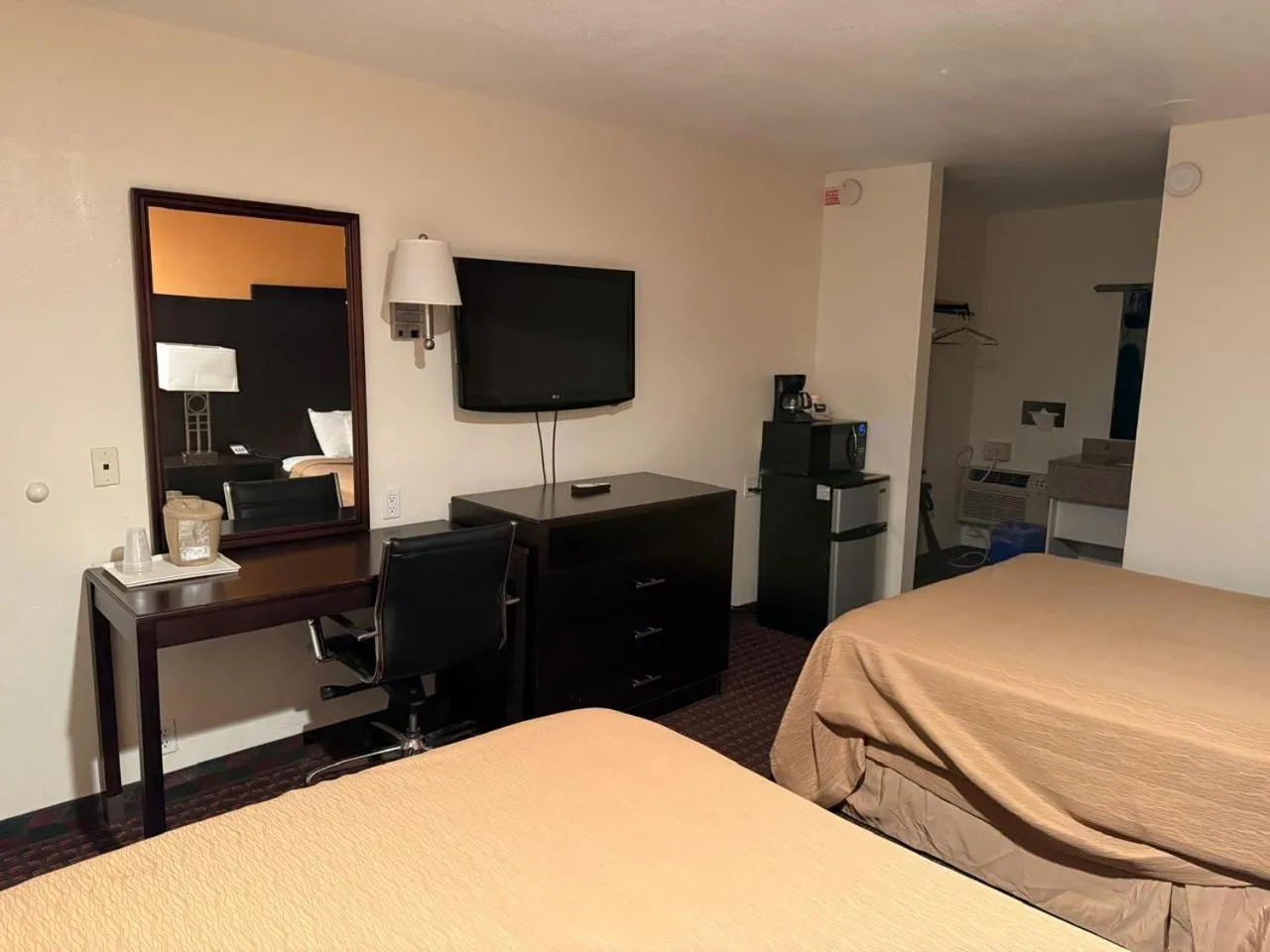 Bedroom, Bed in Hollister Inn