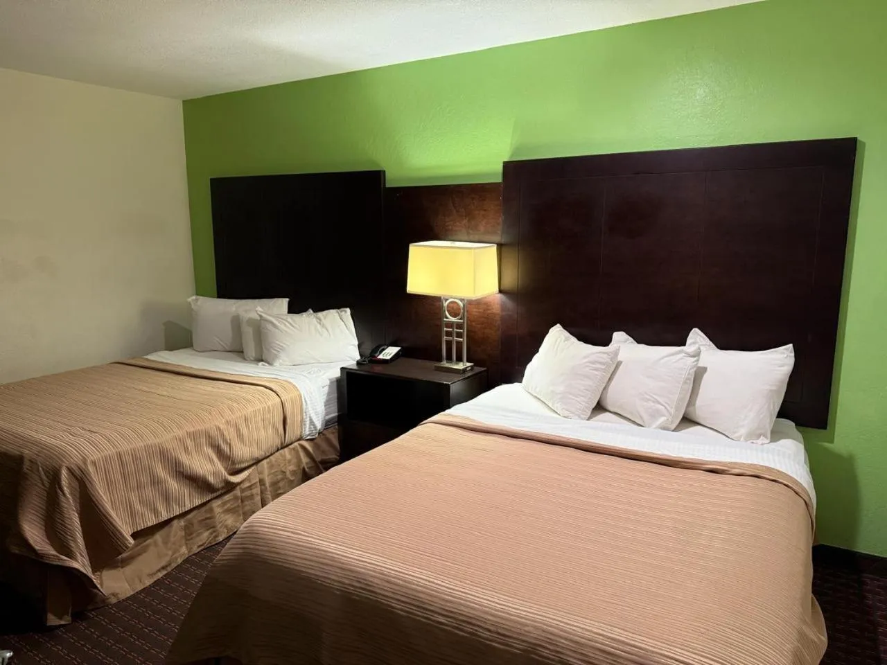 Bedroom, Bed in Hollister Inn