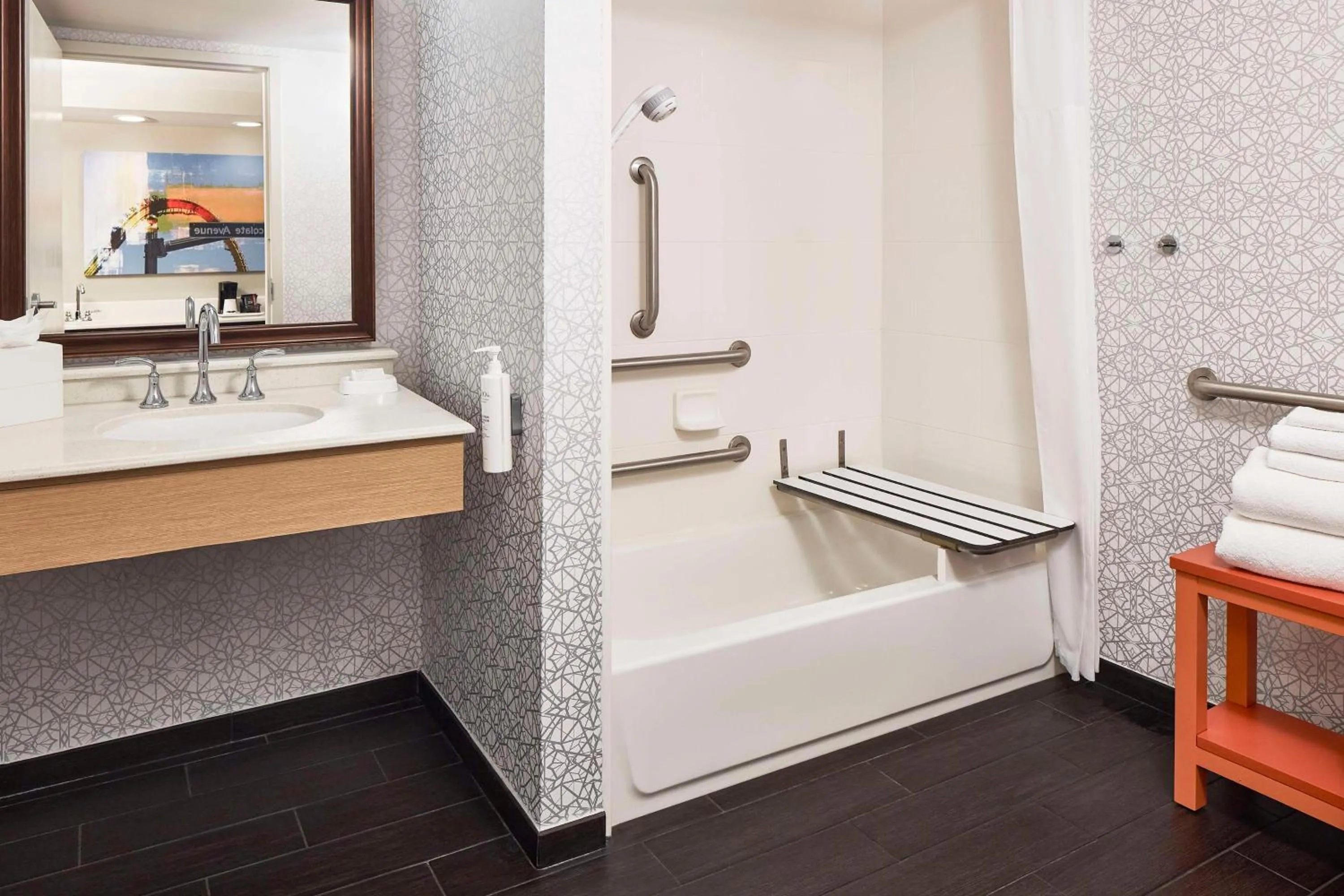 Bathroom, Bed in Hampton Inn & Suites Hershey Near the Park
