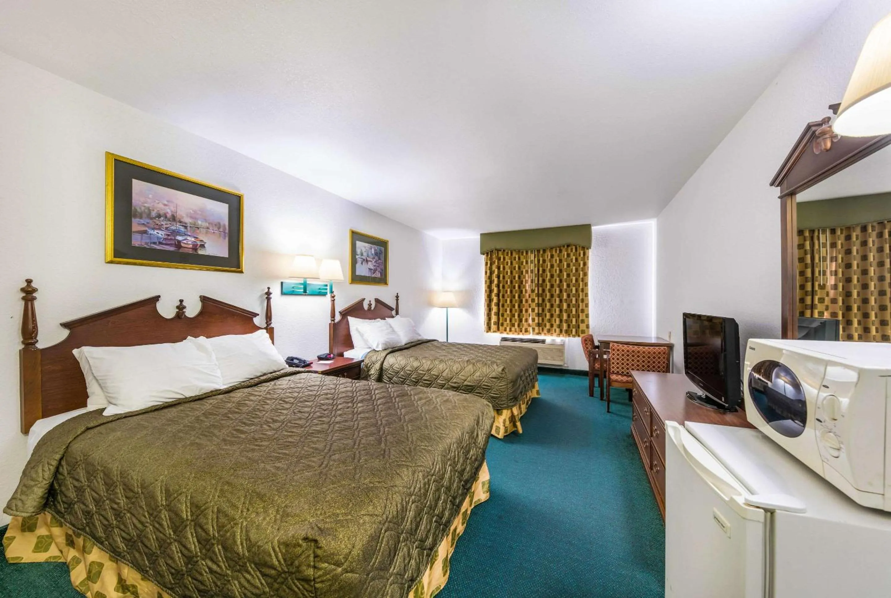 Photo of the whole room, Bed in Rodeway Inn Decatur