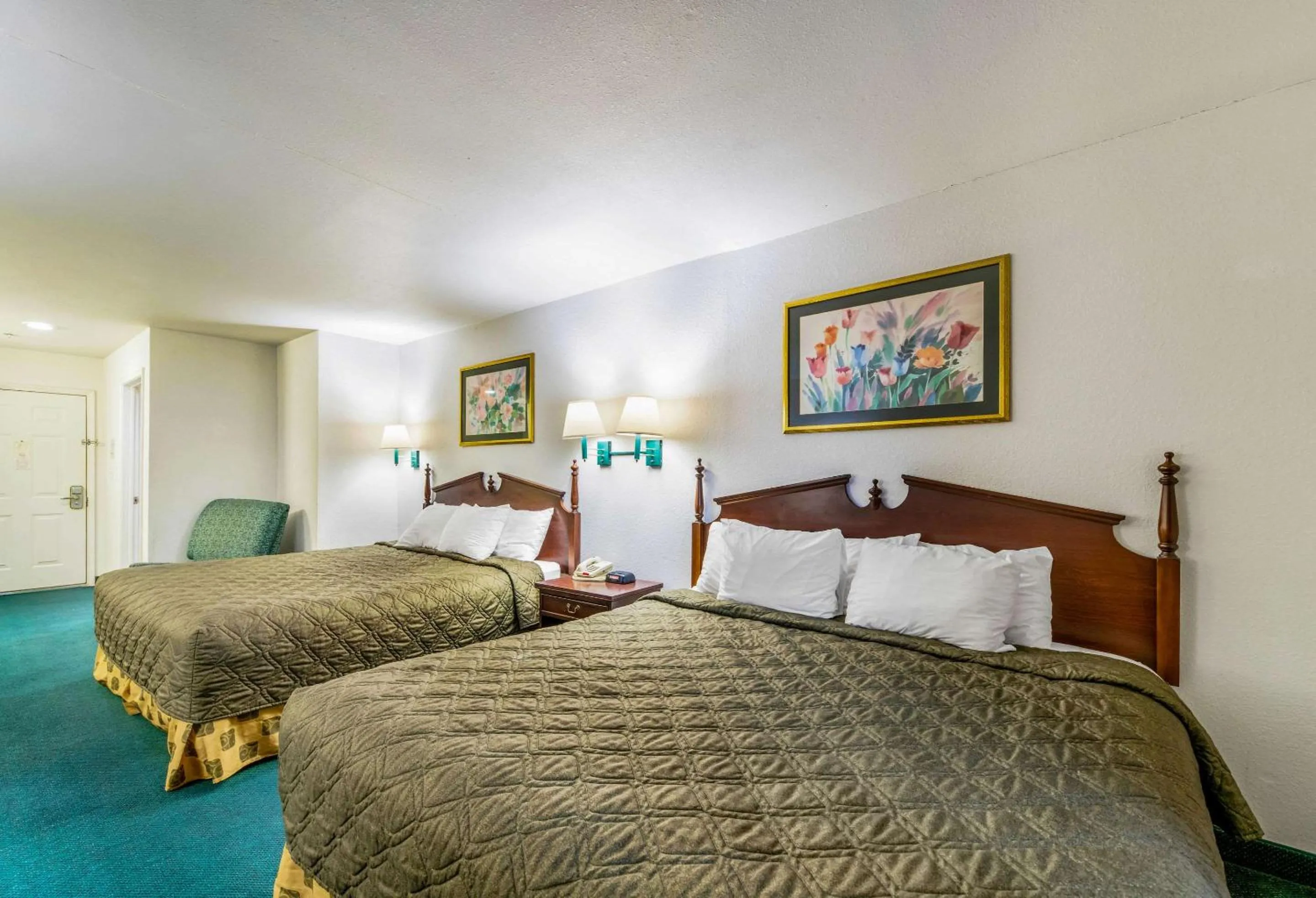 Photo of the whole room, Bed in Rodeway Inn Decatur