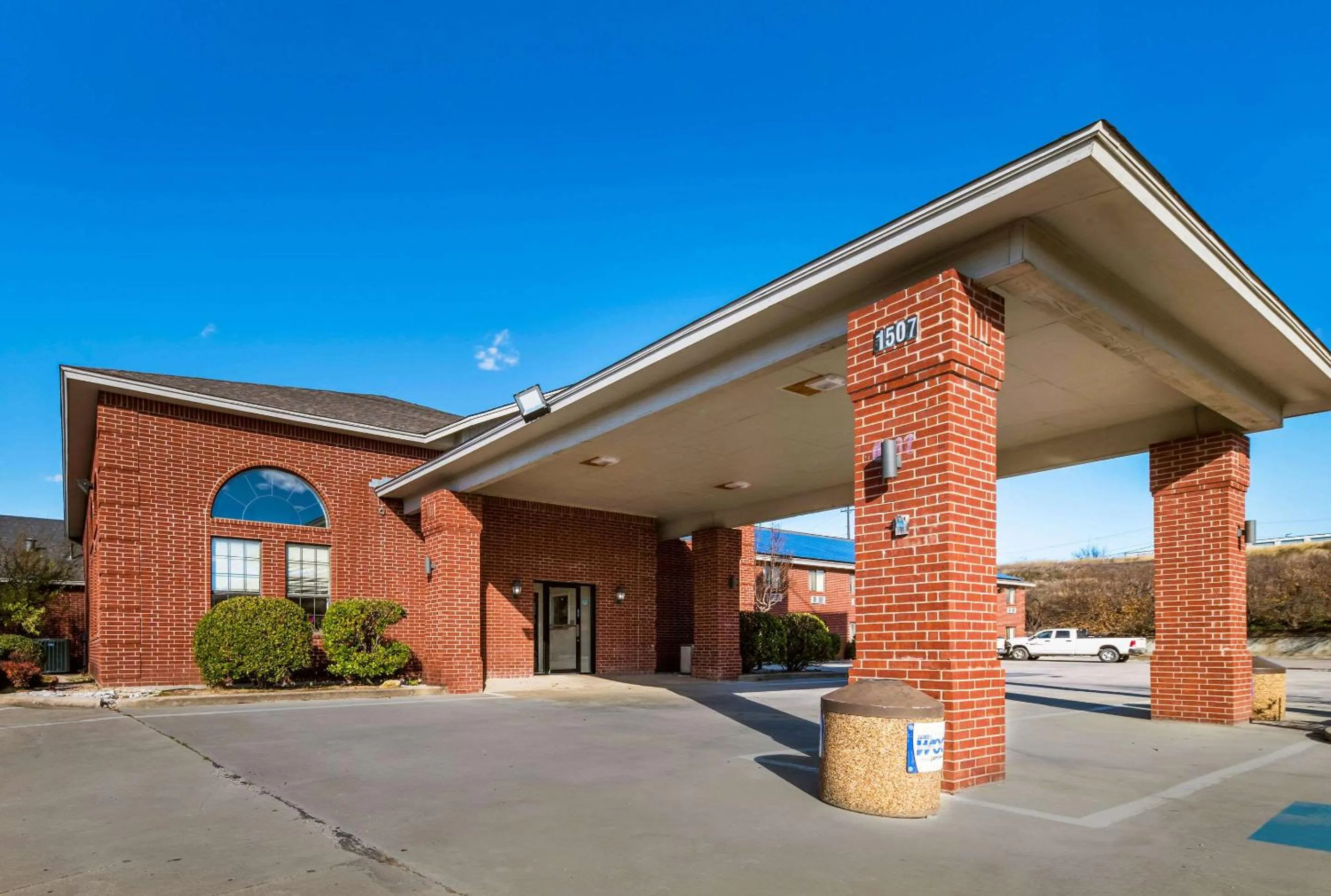 Property building in Rodeway Inn Decatur