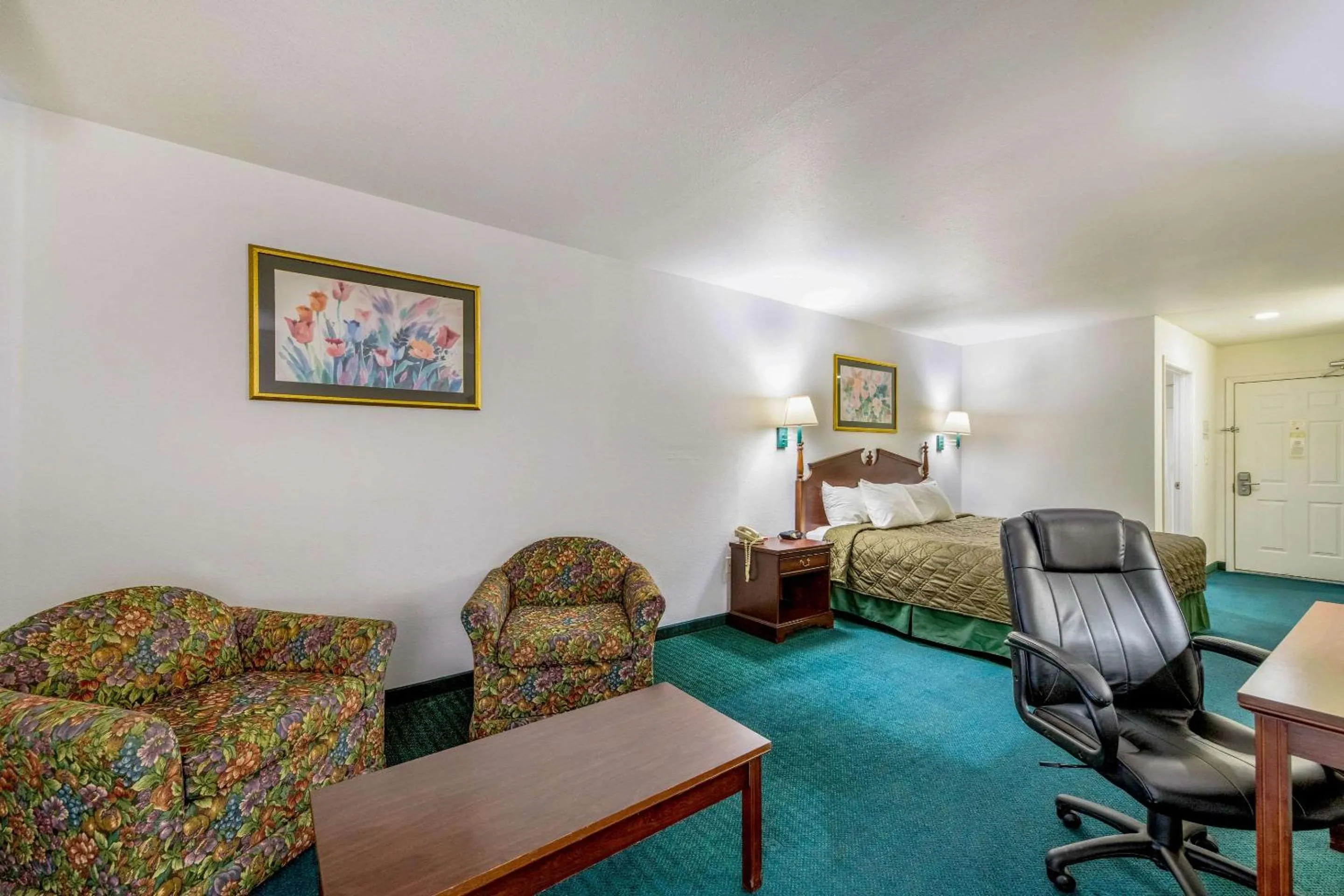 Photo of the whole room in Rodeway Inn Decatur