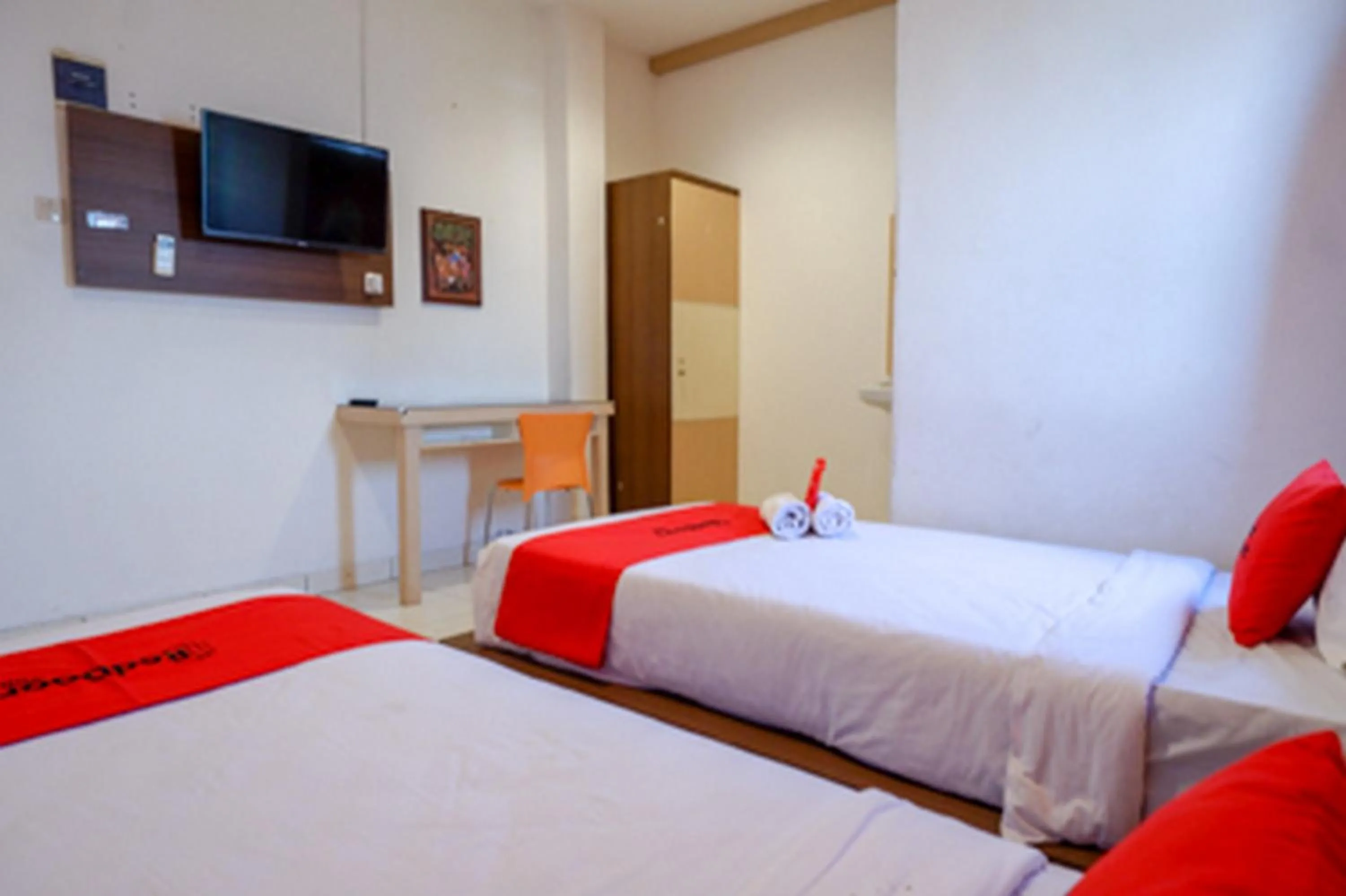 Bedroom, Bed in RedDoorz Plus near Ciputra Mall Simpang Lima 2