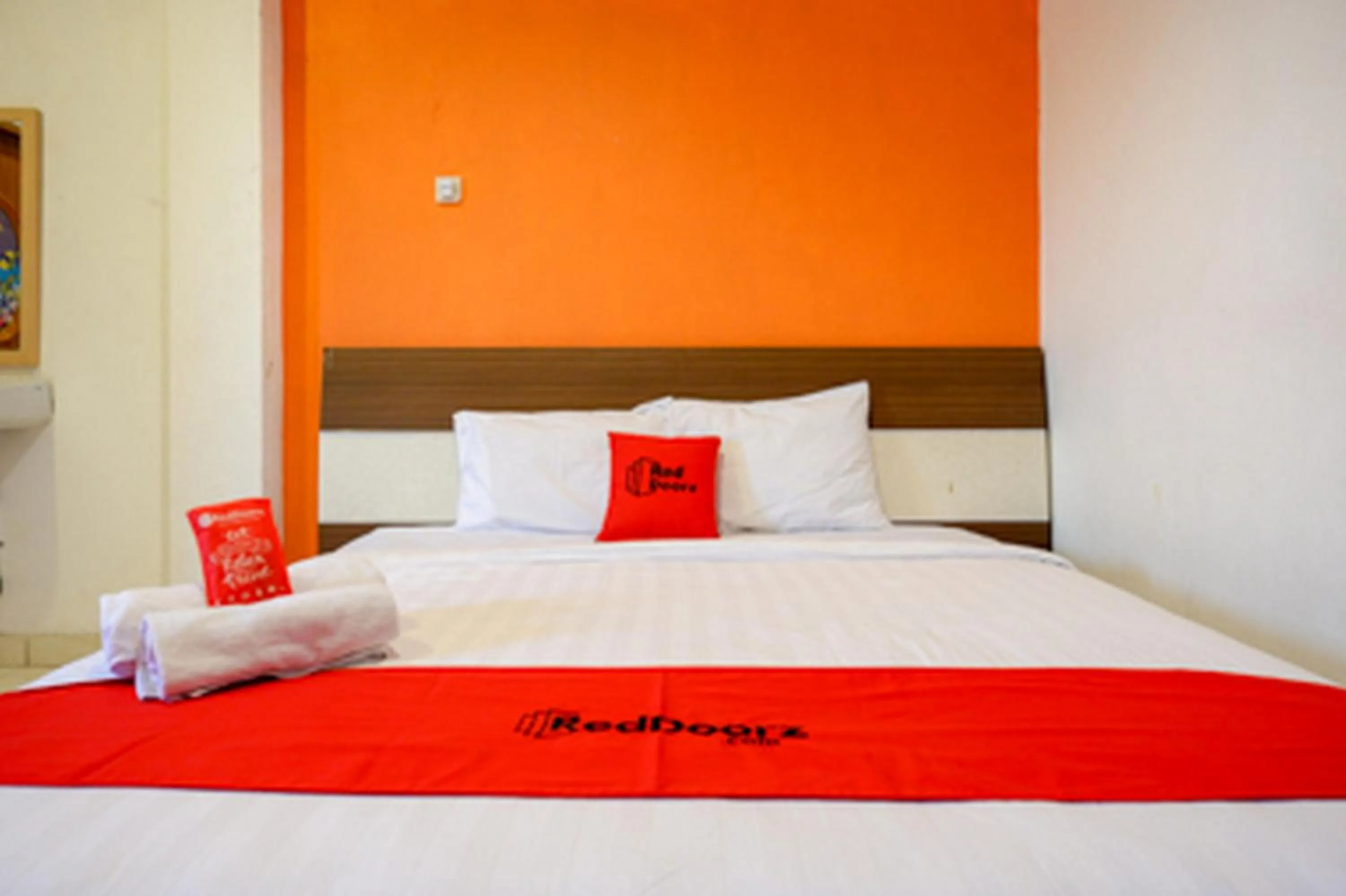 Bedroom, Bed in RedDoorz Plus near Ciputra Mall Simpang Lima 2