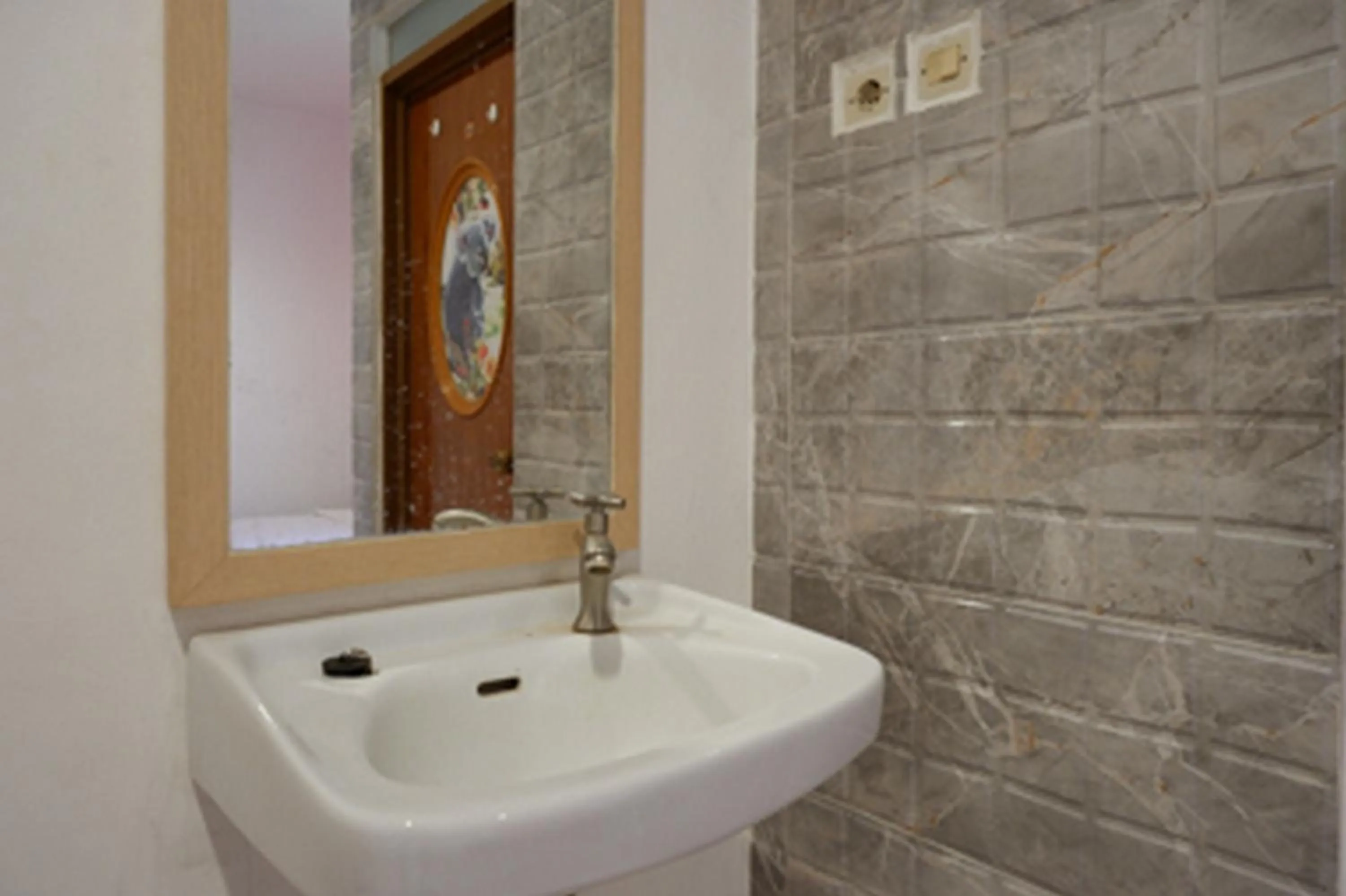 Bathroom in RedDoorz Plus near Ciputra Mall Simpang Lima 2