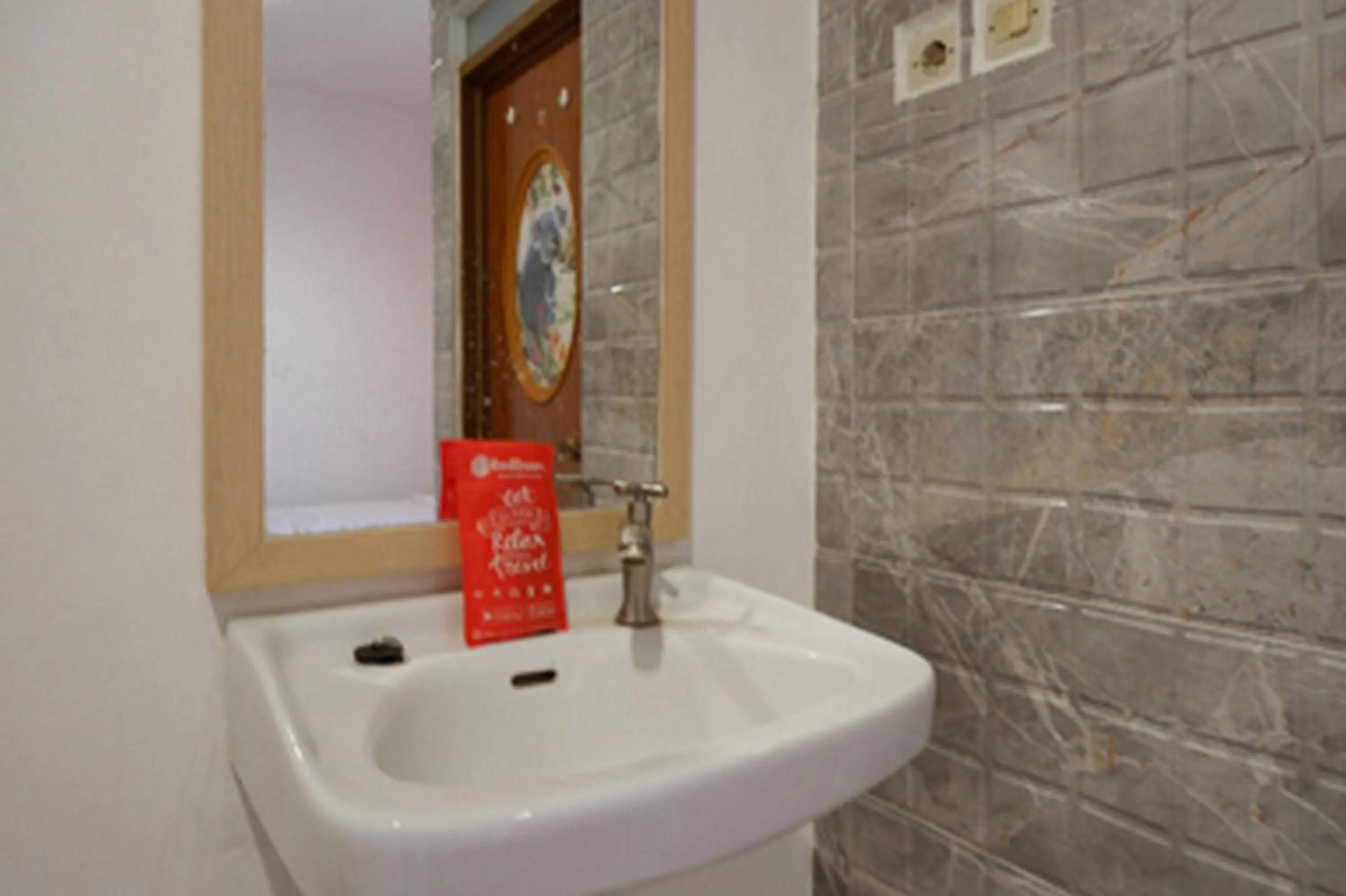 Bathroom in RedDoorz Plus near Ciputra Mall Simpang Lima 2