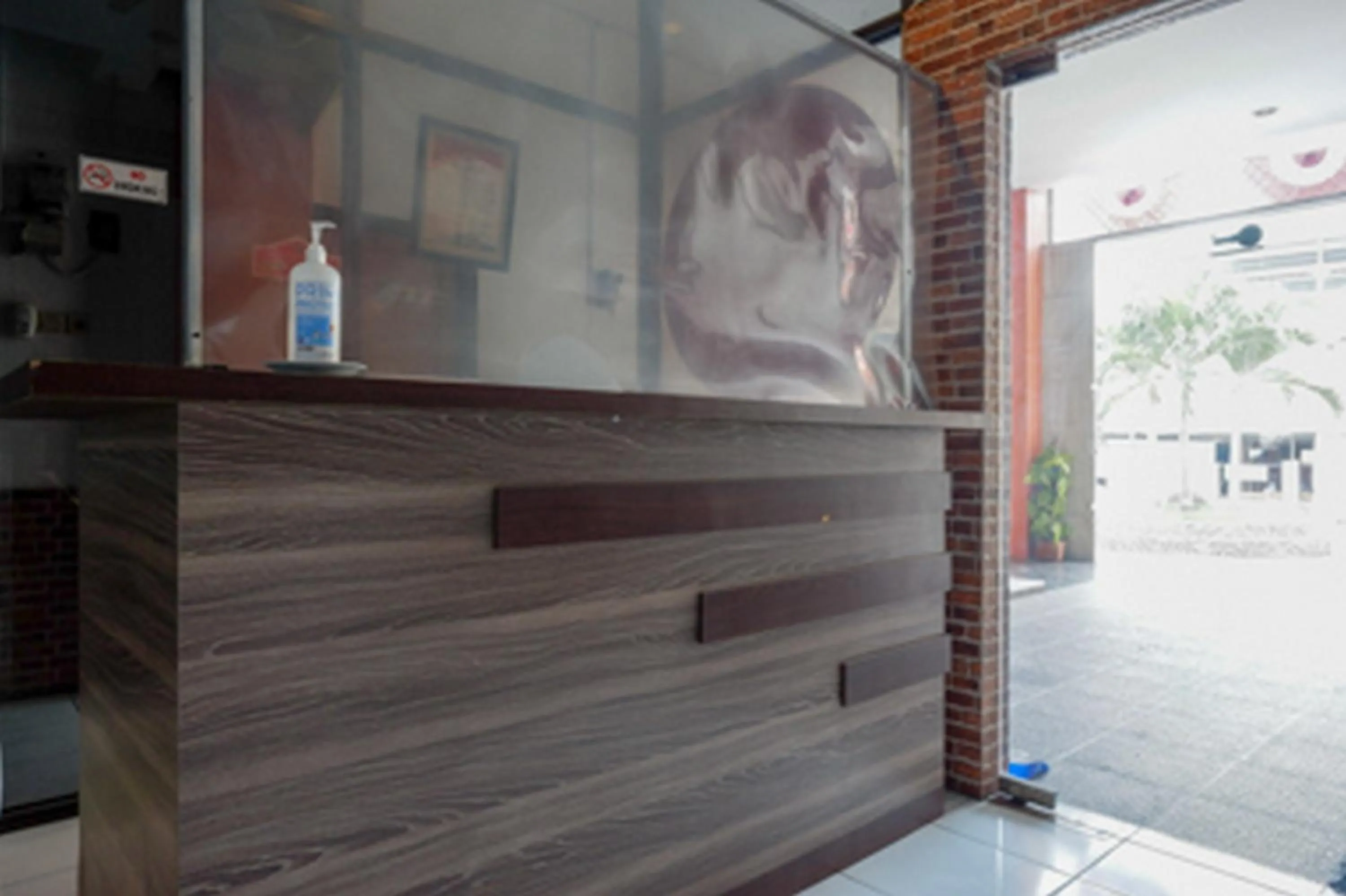 Lobby or reception in RedDoorz Plus near Ciputra Mall Simpang Lima 2