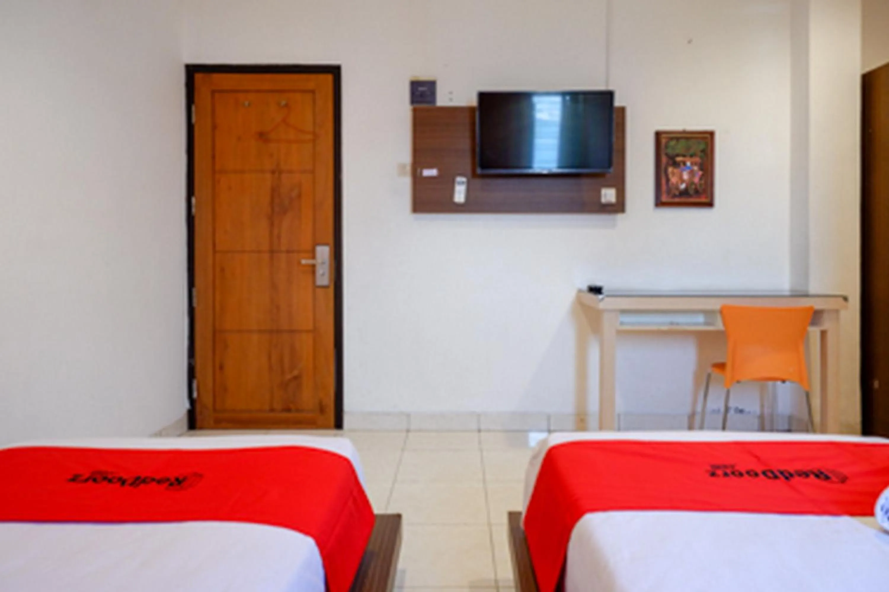 Bedroom, Bed in RedDoorz Plus near Ciputra Mall Simpang Lima 2