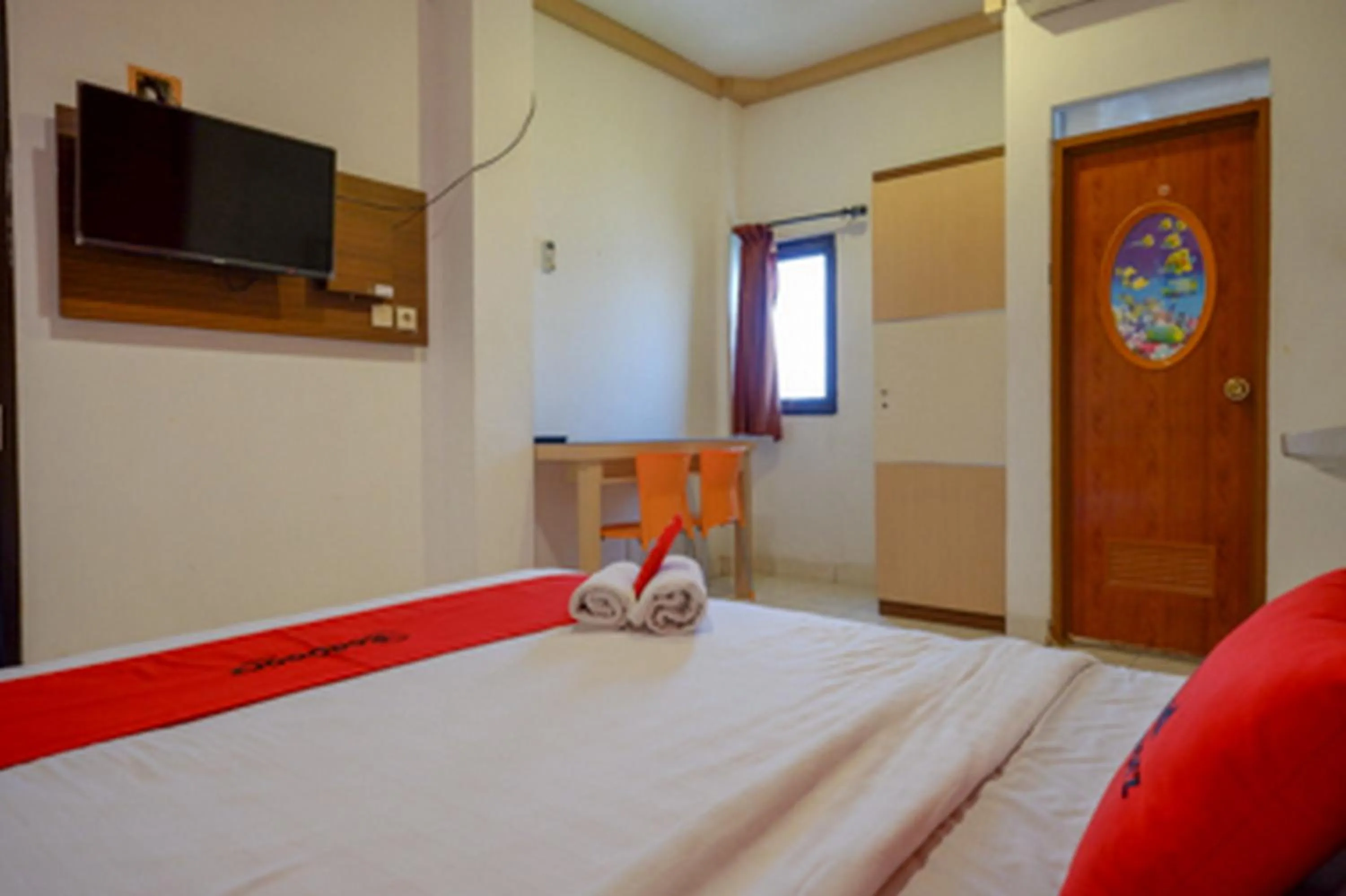 Bedroom, Bed in RedDoorz Plus near Ciputra Mall Simpang Lima 2