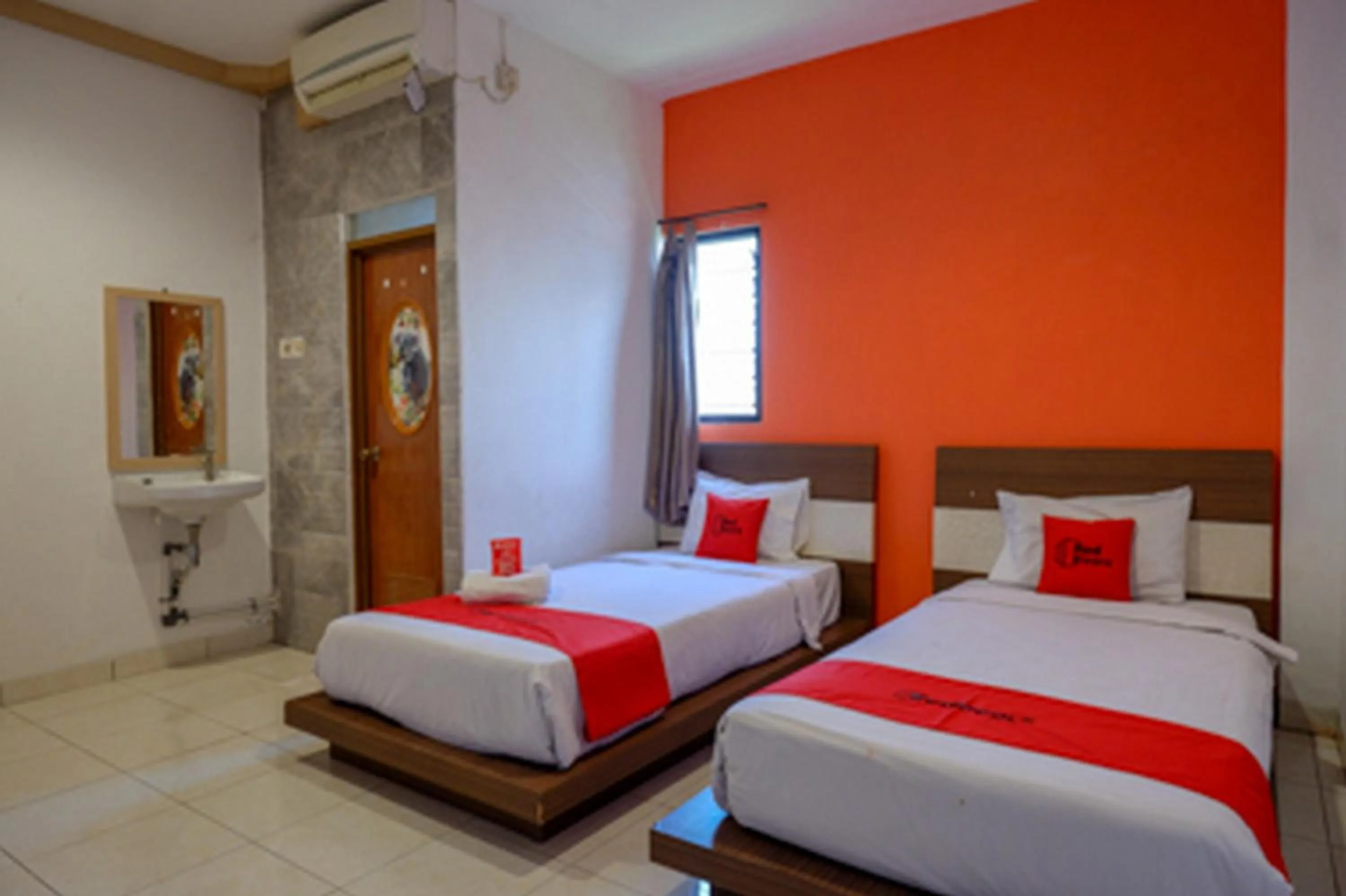 Bedroom, Bed in RedDoorz Plus near Ciputra Mall Simpang Lima 2