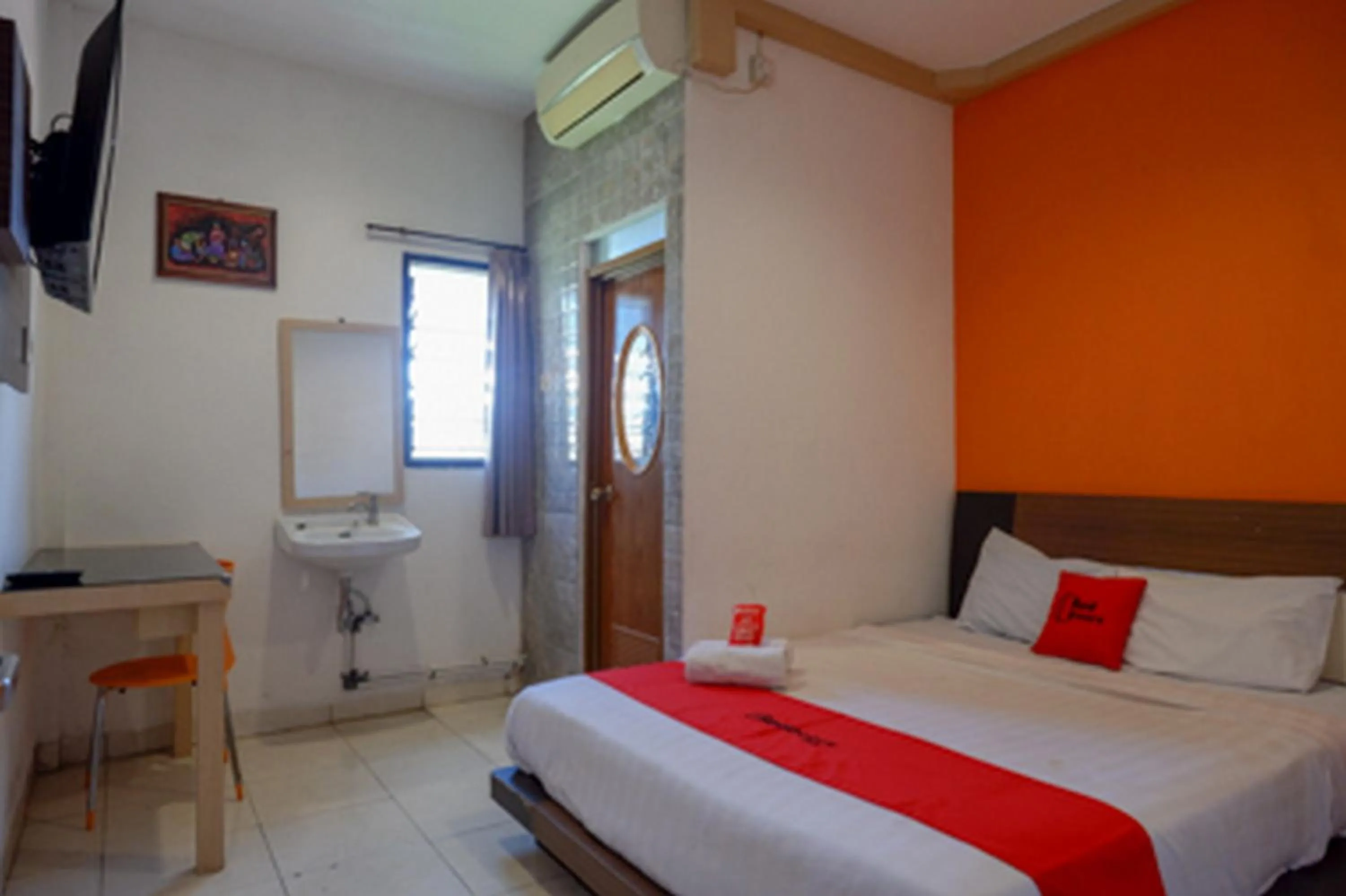 Bedroom, Bed in RedDoorz Plus near Ciputra Mall Simpang Lima 2