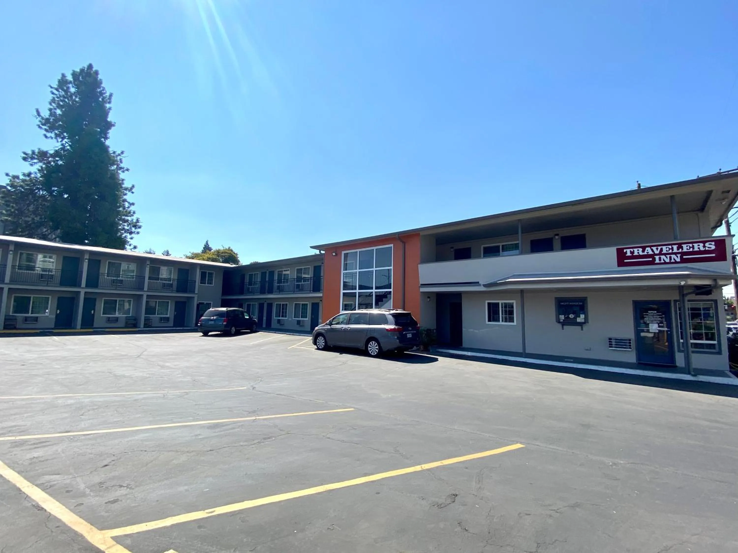 Property building in Travelers Inn Eugene University