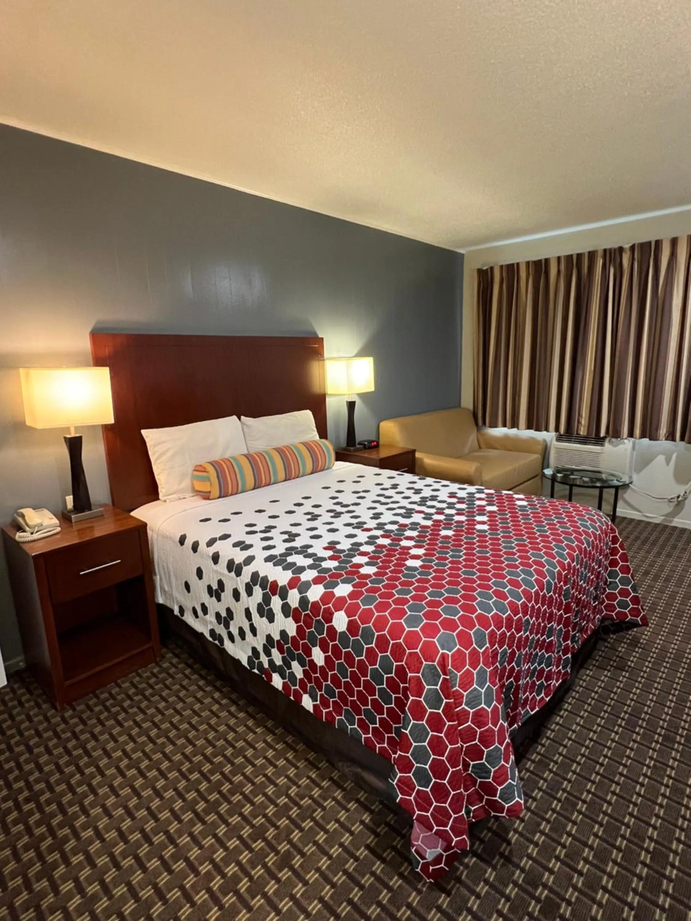 Bed in Travelers Inn Eugene University