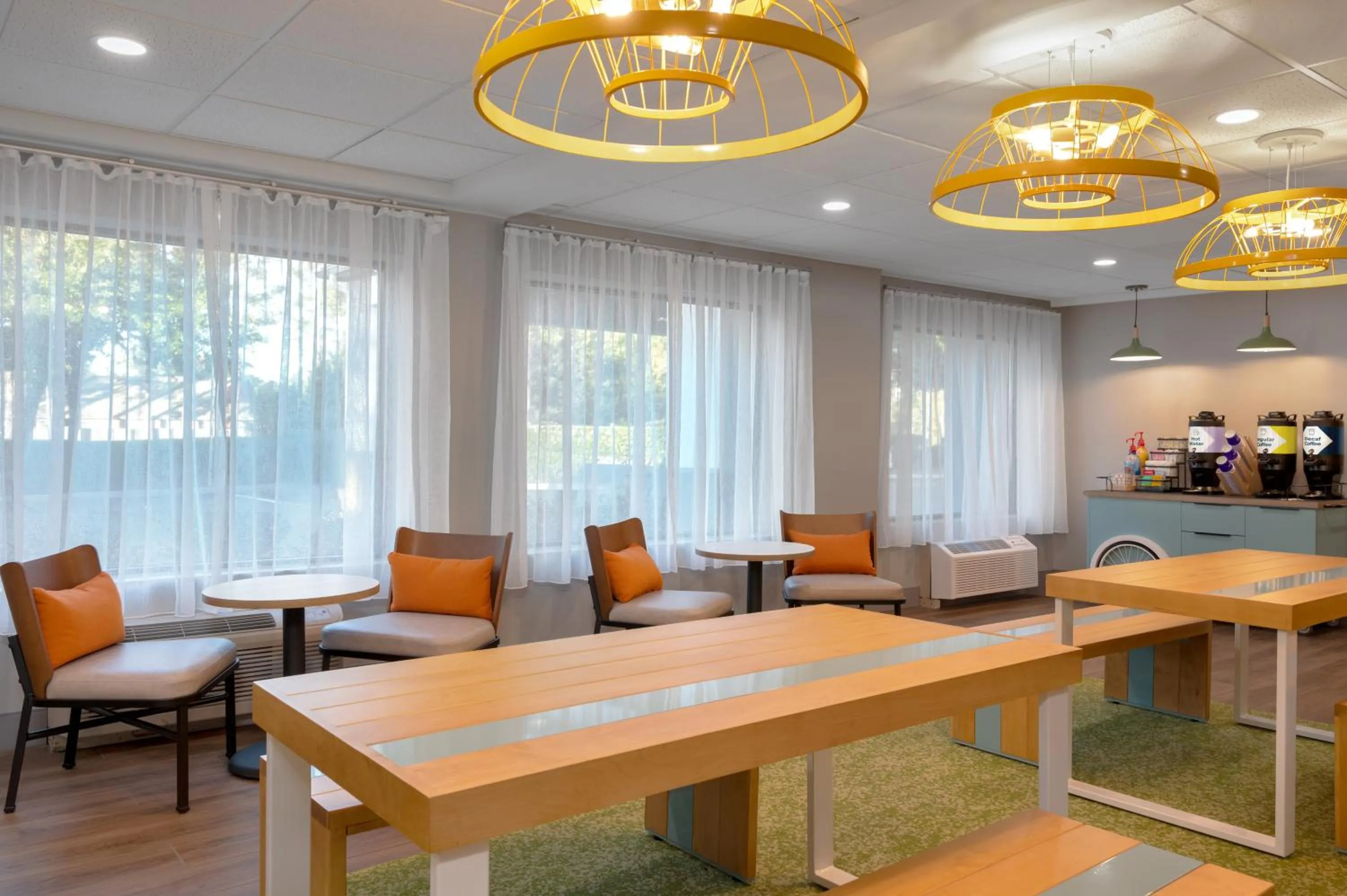 Dining area in Spark By Hilton Wilmington