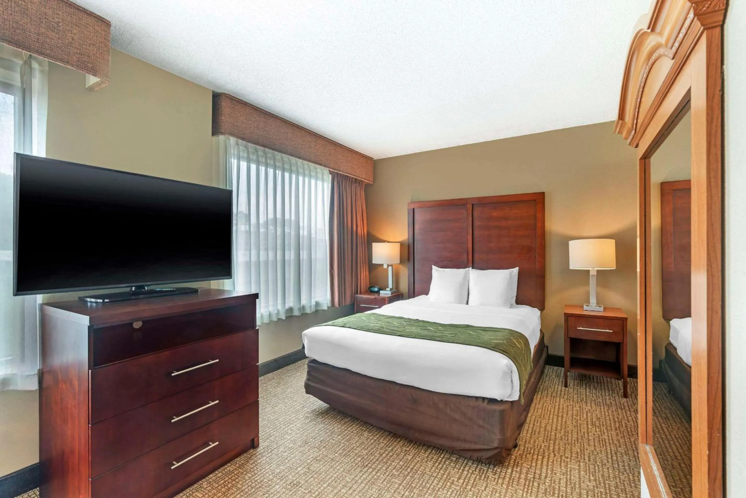 Bedroom in Comfort Suites Wilmington near Downtown