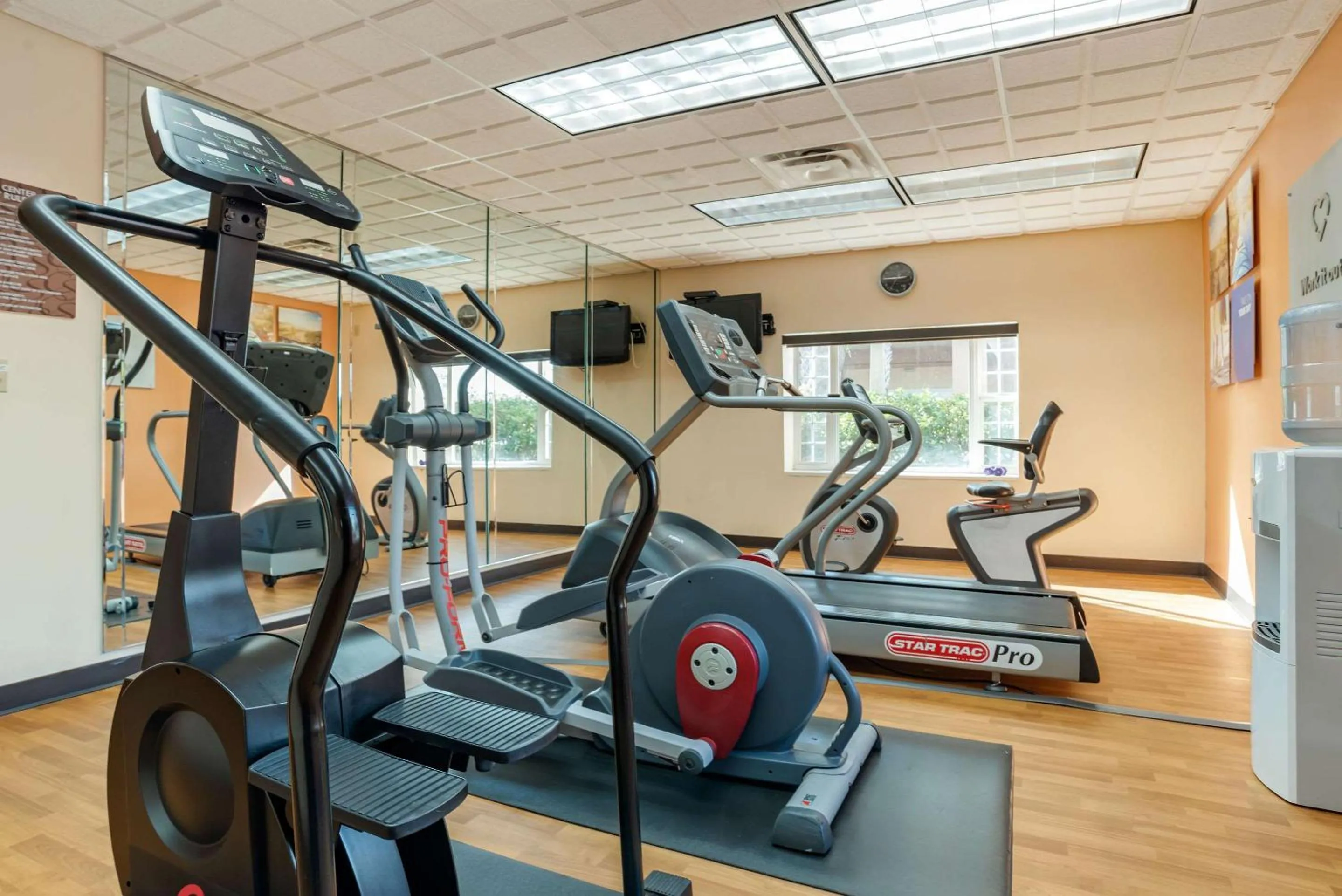 Fitness centre/facilities in Comfort Suites Airport
