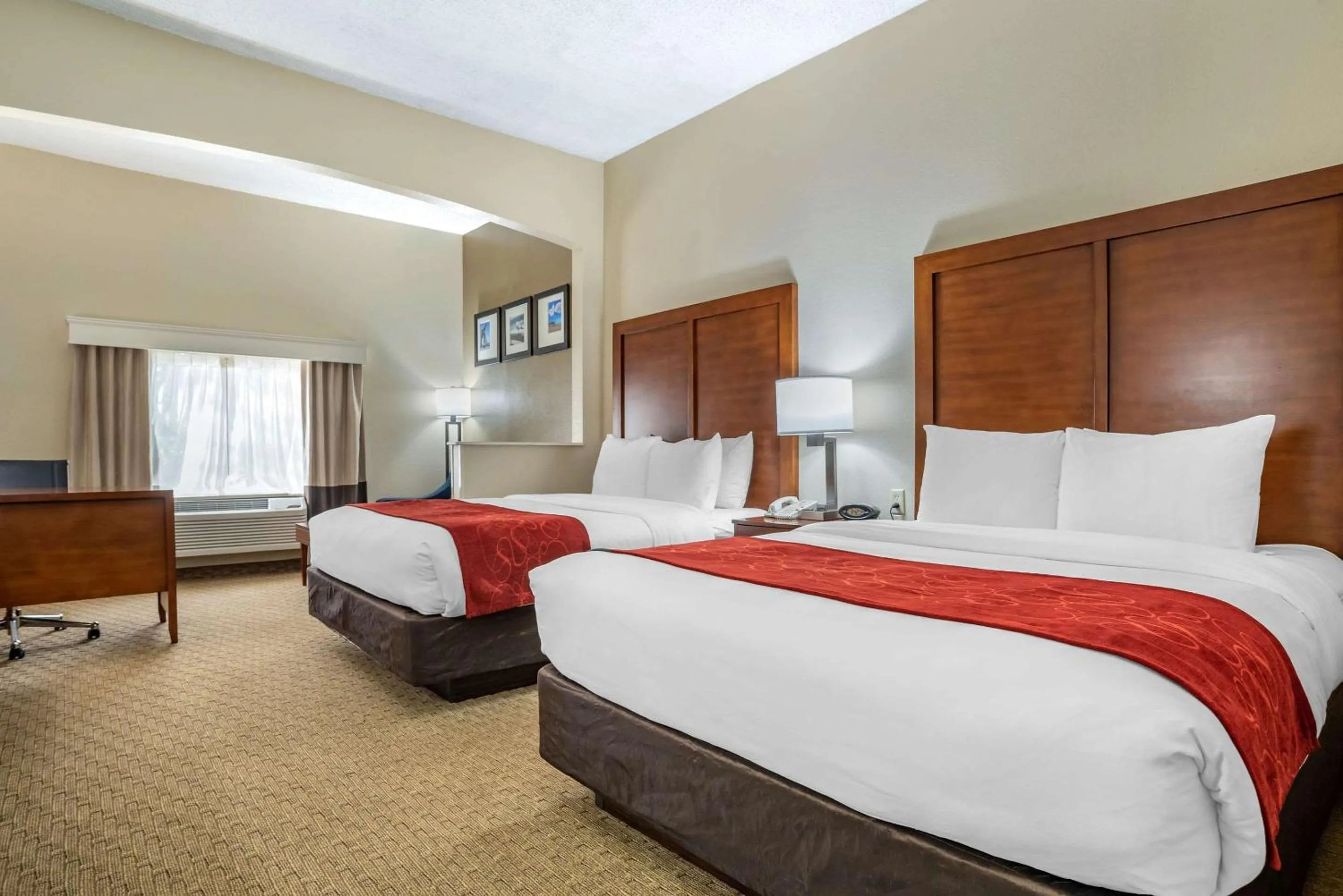 Photo of the whole room, Bed in Comfort Suites Airport