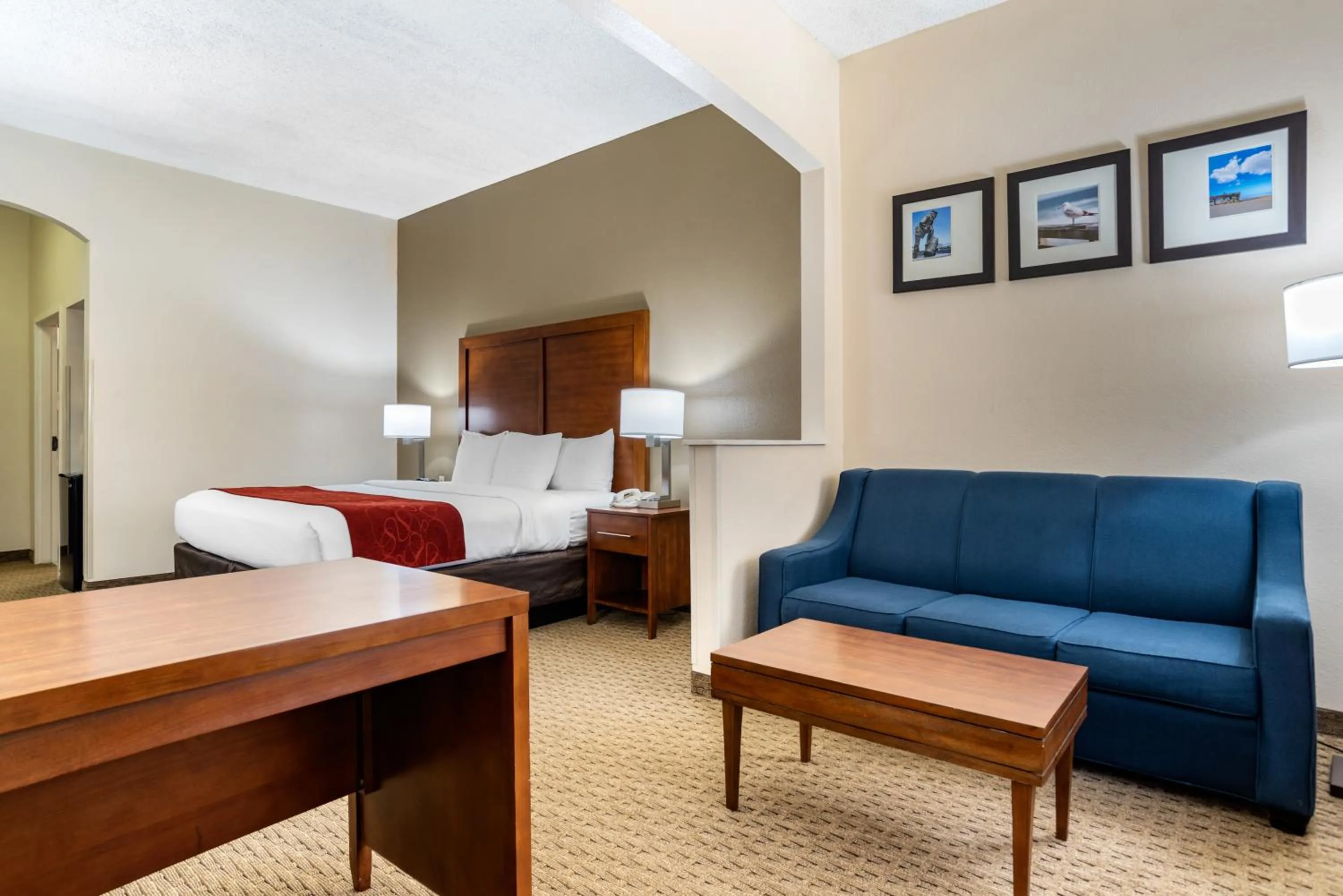 Living room, Bed in Comfort Suites Airport