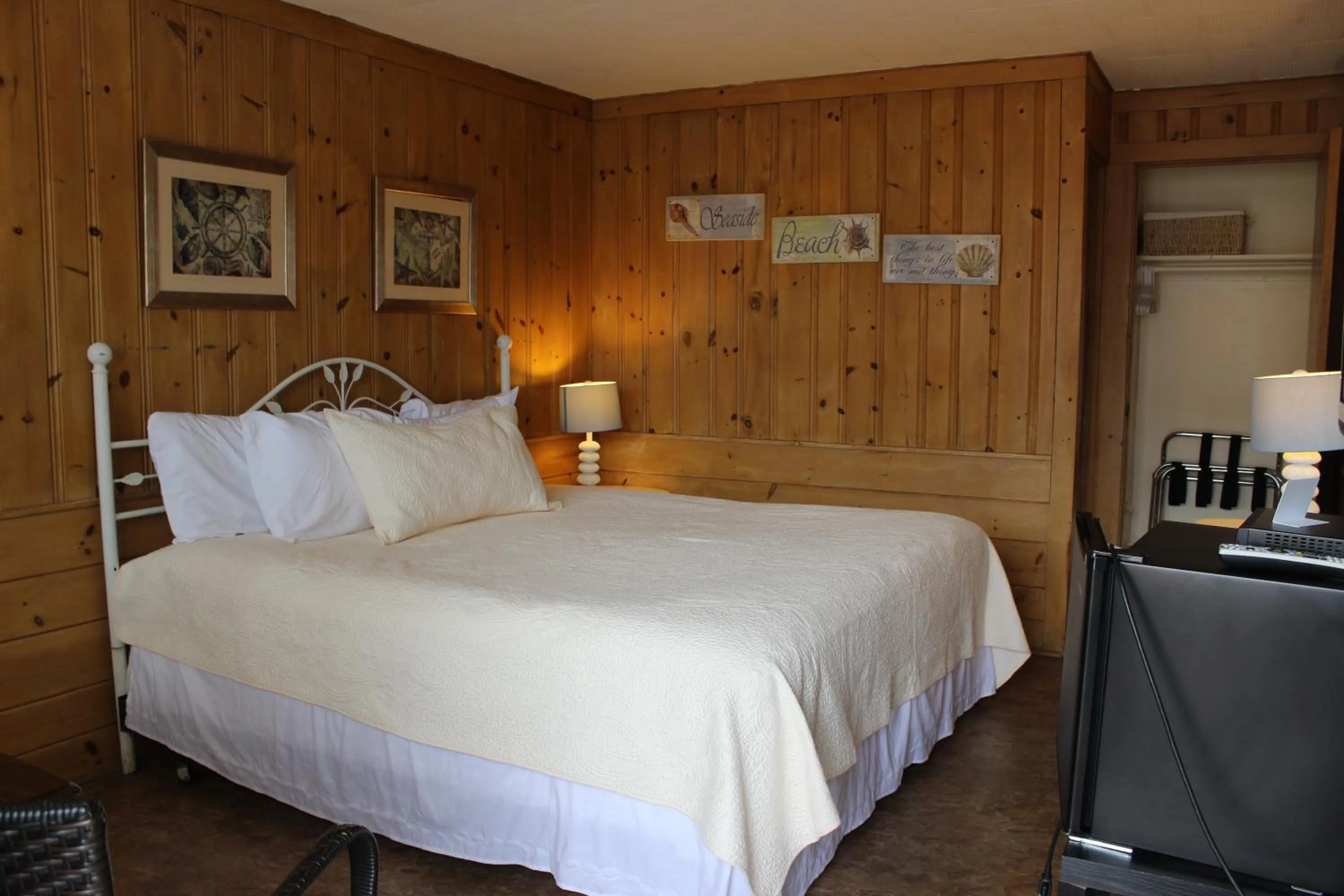 View (from property/room), Bed in Town & Beach Motel