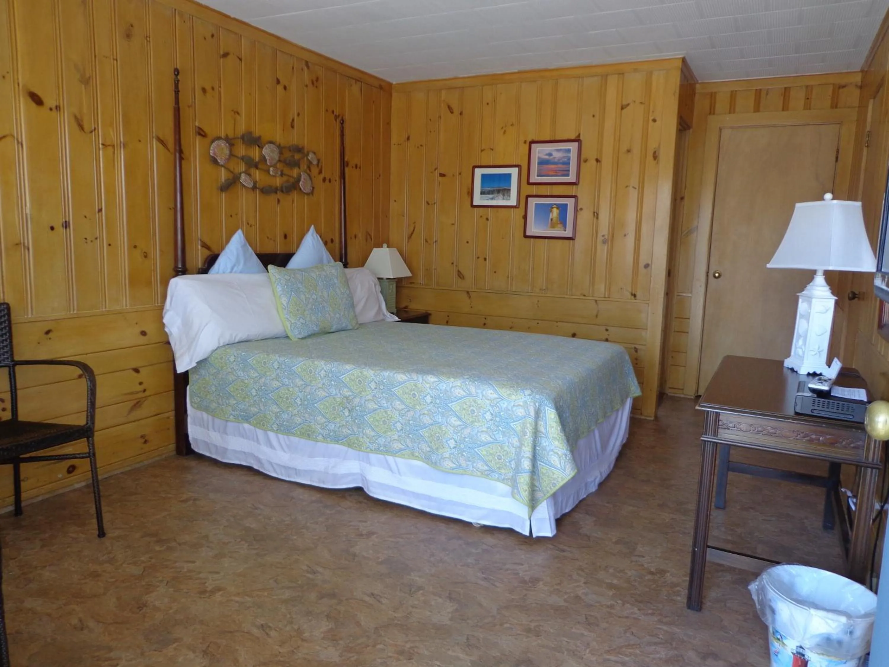 Photo of the whole room, Bed in Town & Beach Motel