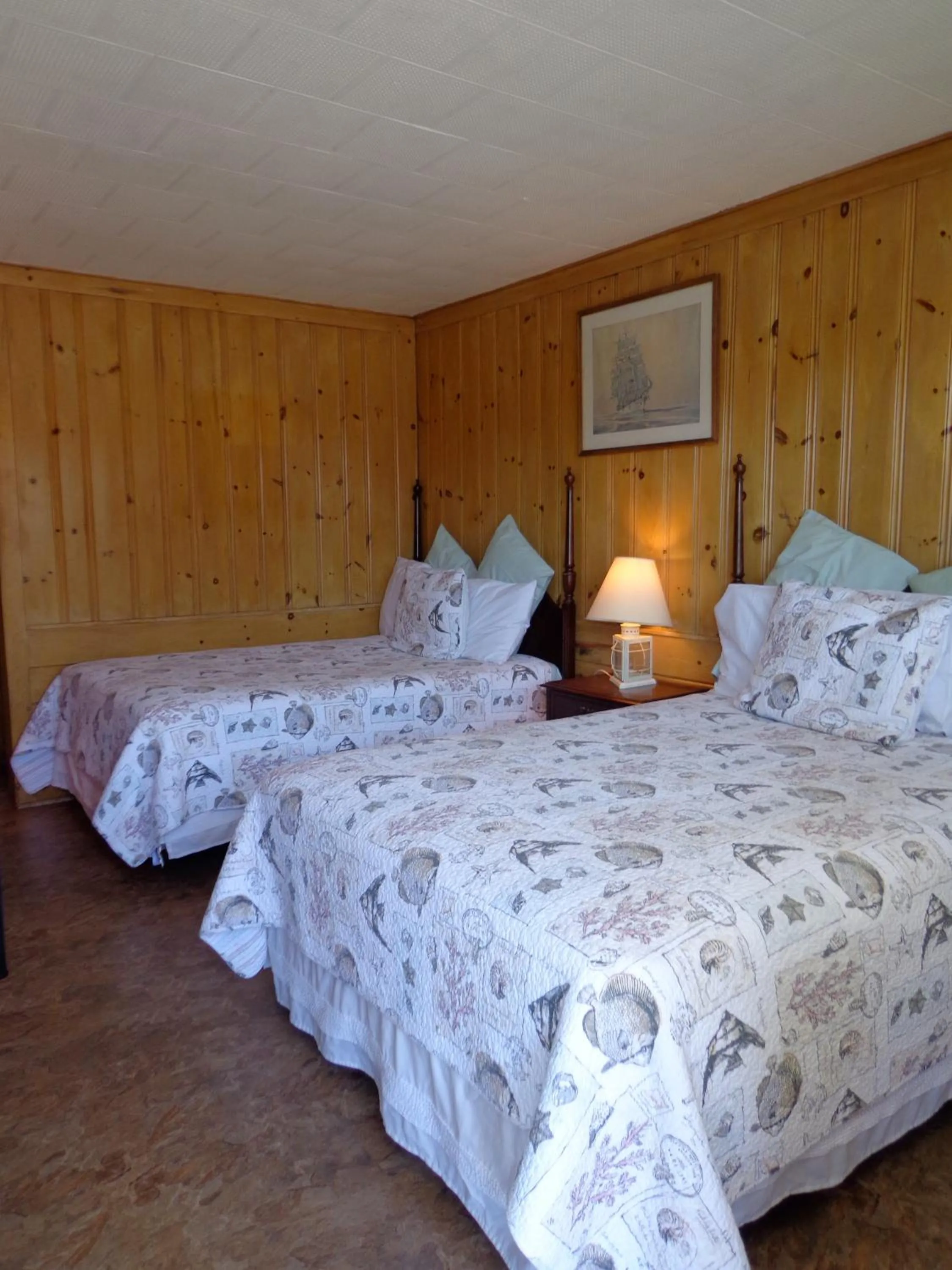 Bed in Town & Beach Motel