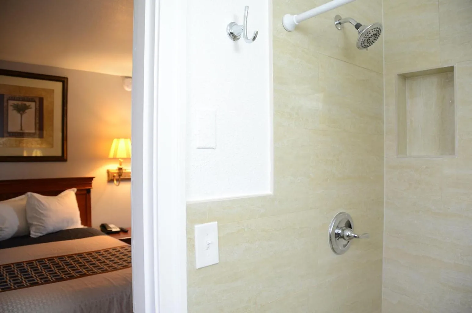 Bathroom, Bed in Lion Inn - Saint Augustine