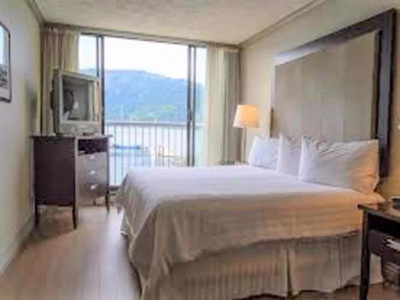 Bedroom, Bed in Oceanfront Suites at Cowichan Bay