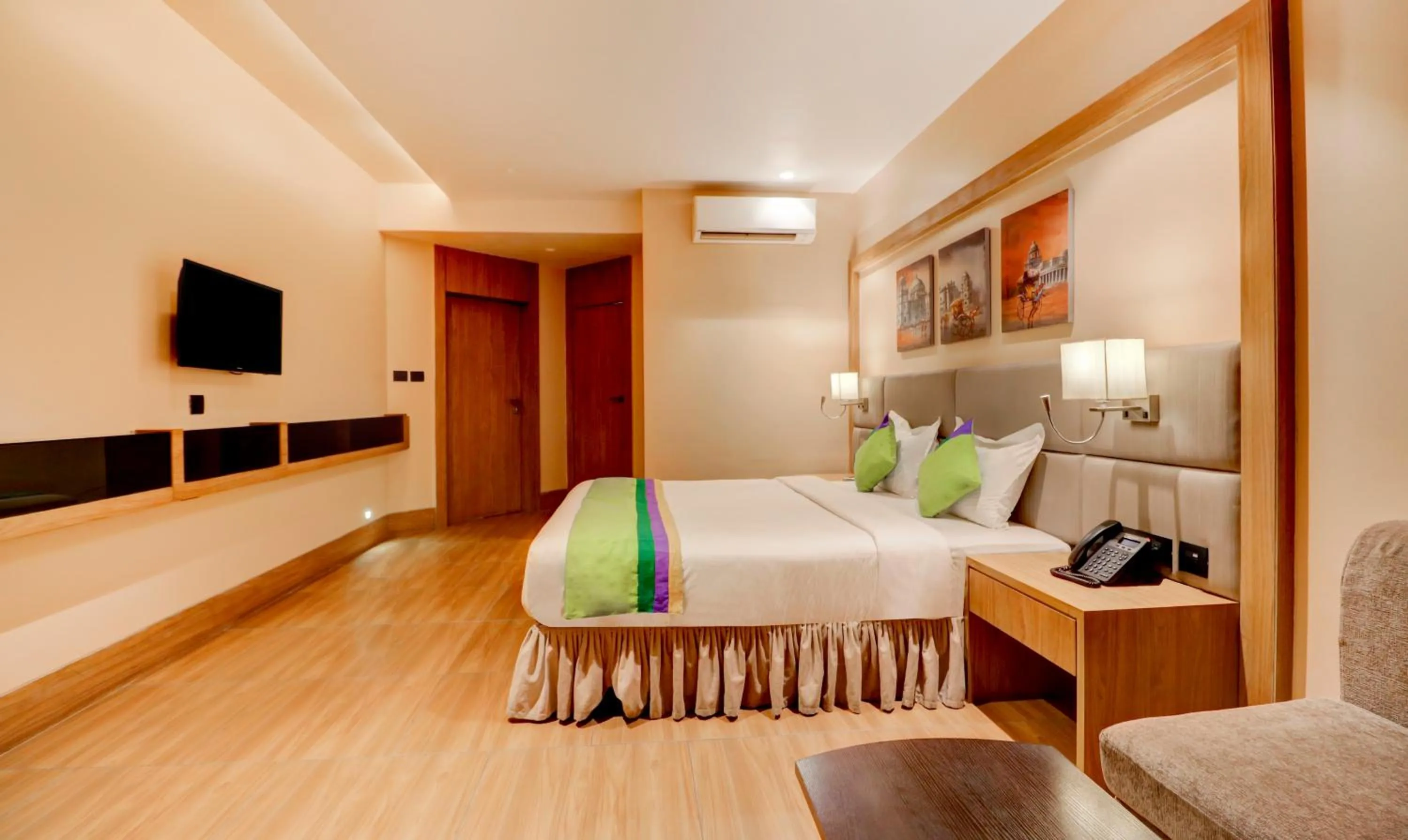 Bedroom, Bed in Treebo Radhe Palace, Lake Town