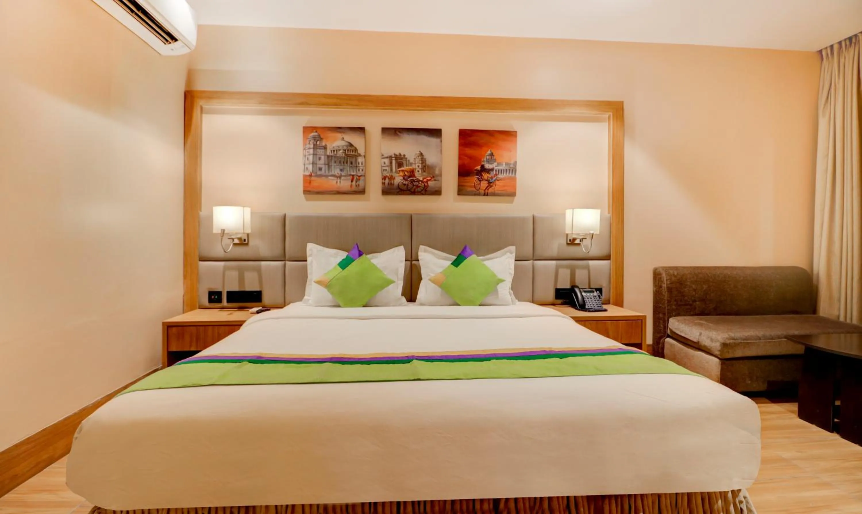 Bedroom, Bed in Treebo Radhe Palace, Lake Town