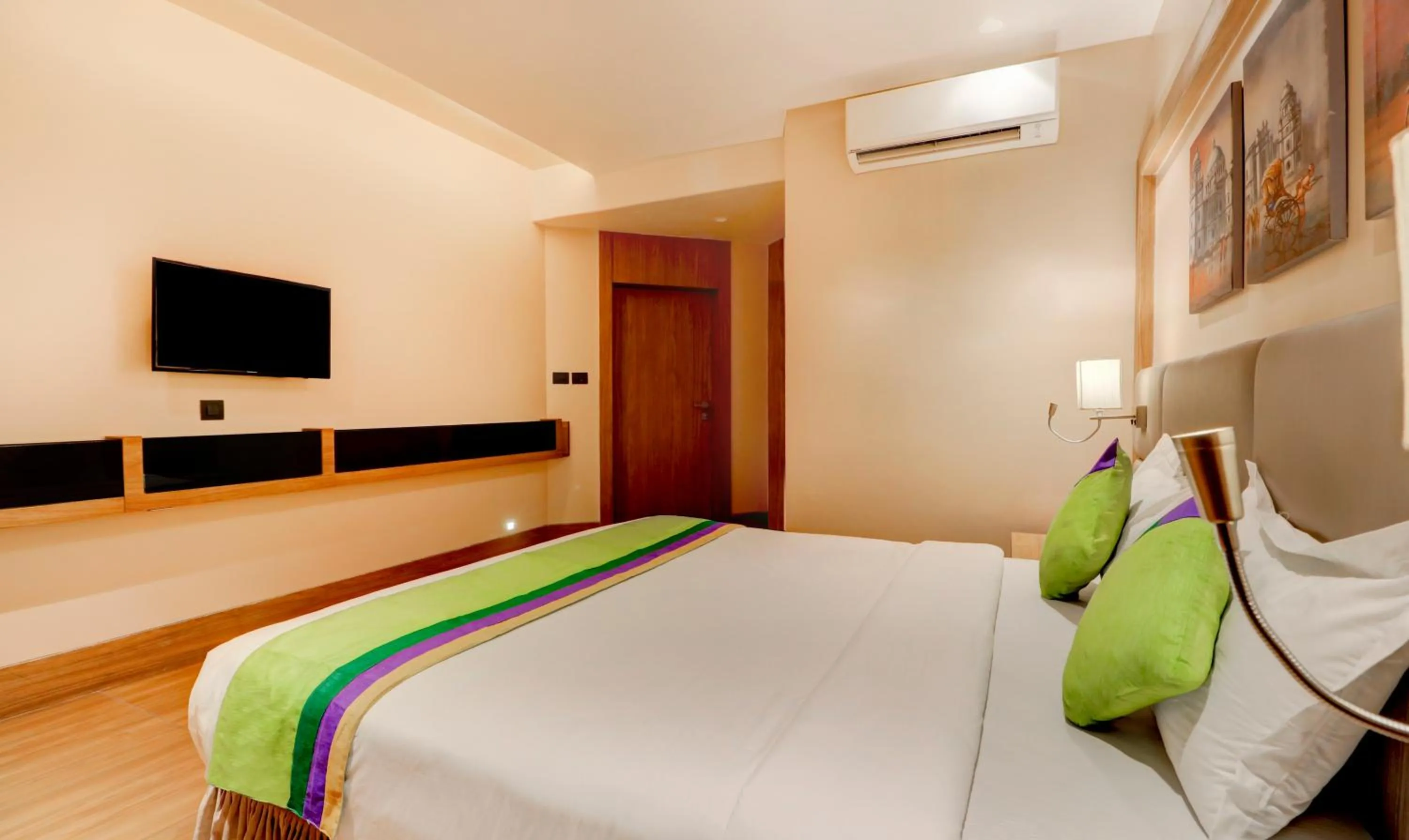 Bedroom, Bed in Treebo Radhe Palace, Lake Town