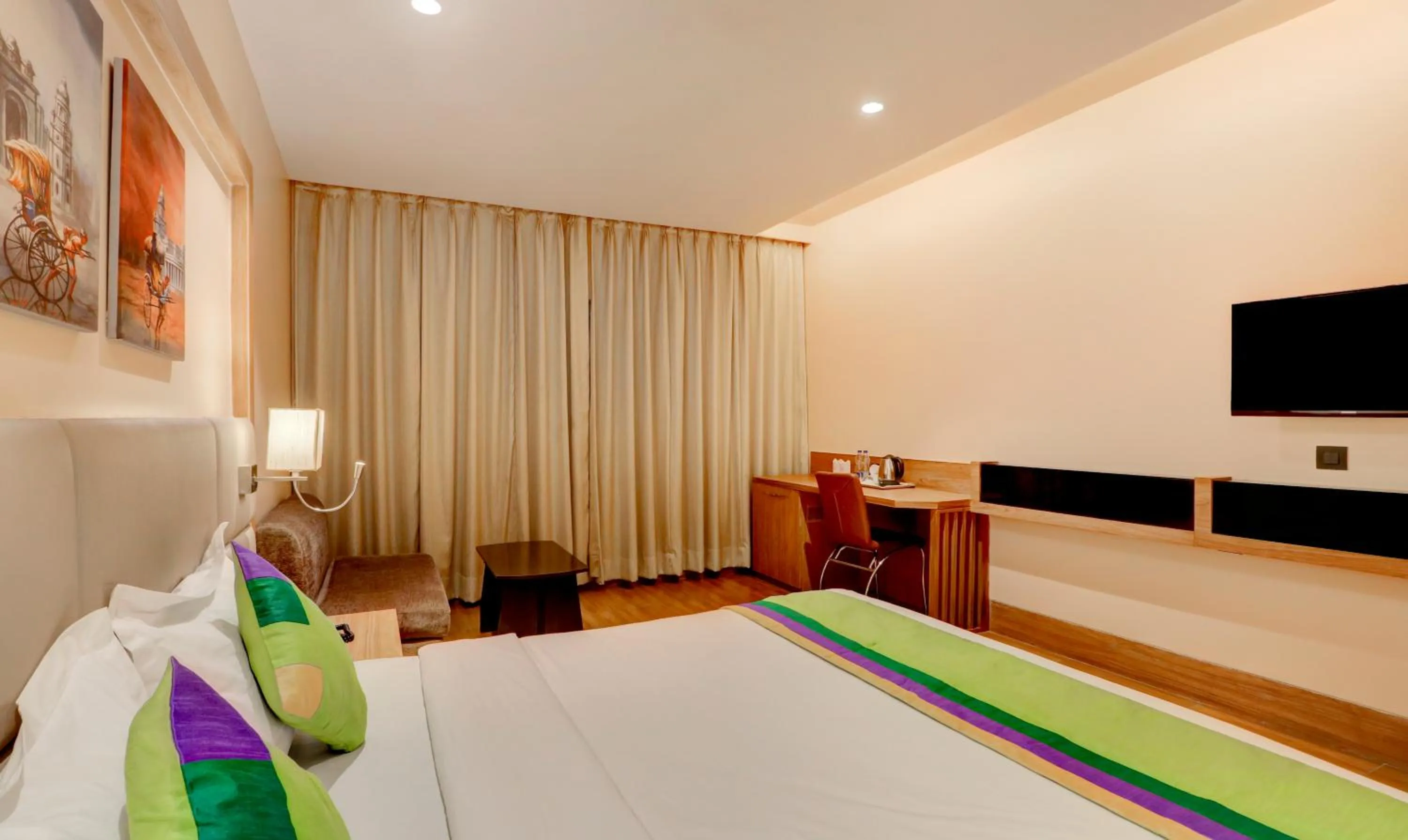 Bedroom, Bed in Treebo Radhe Palace, Lake Town