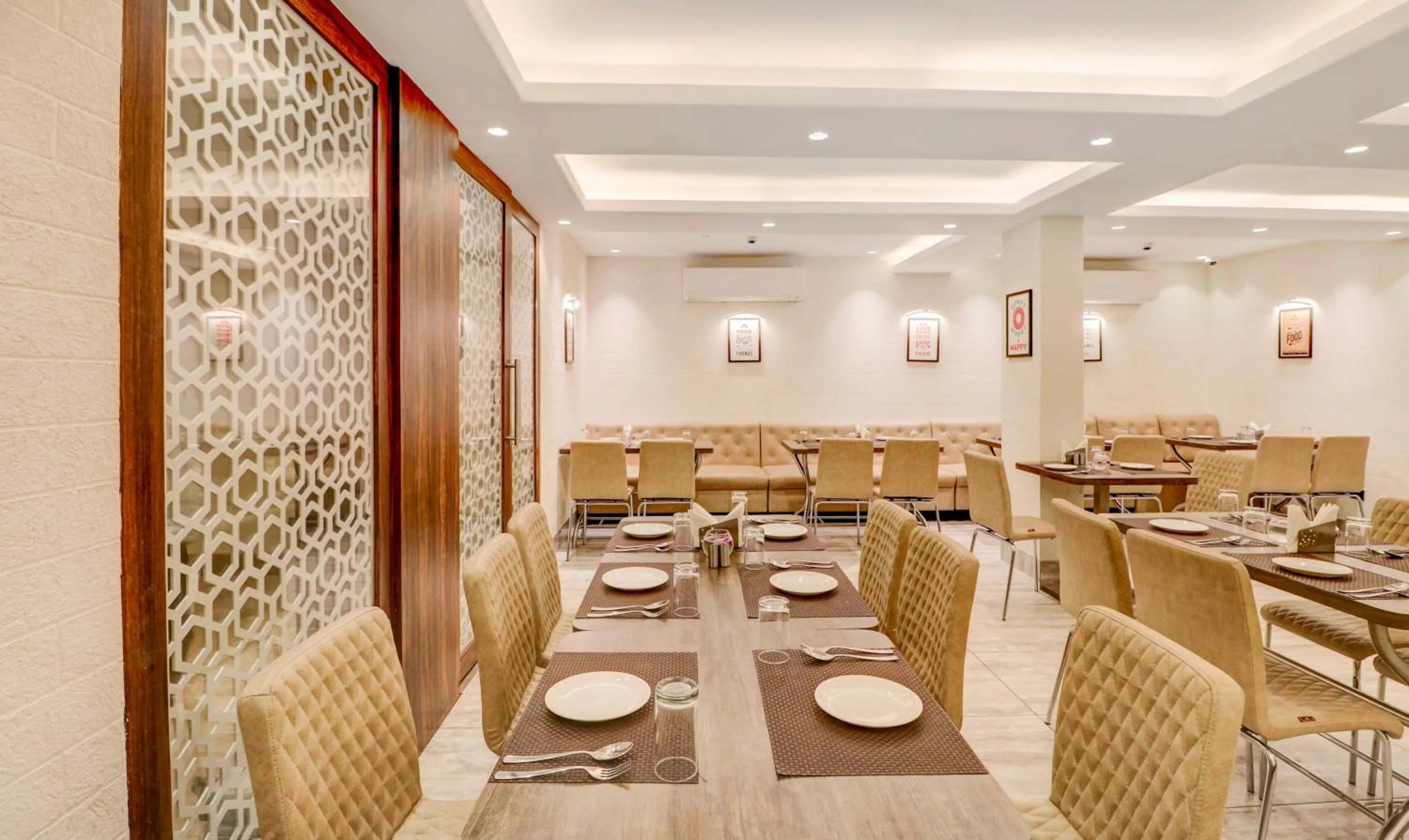 Restaurant/places to eat in Treebo Radhe Palace, Lake Town