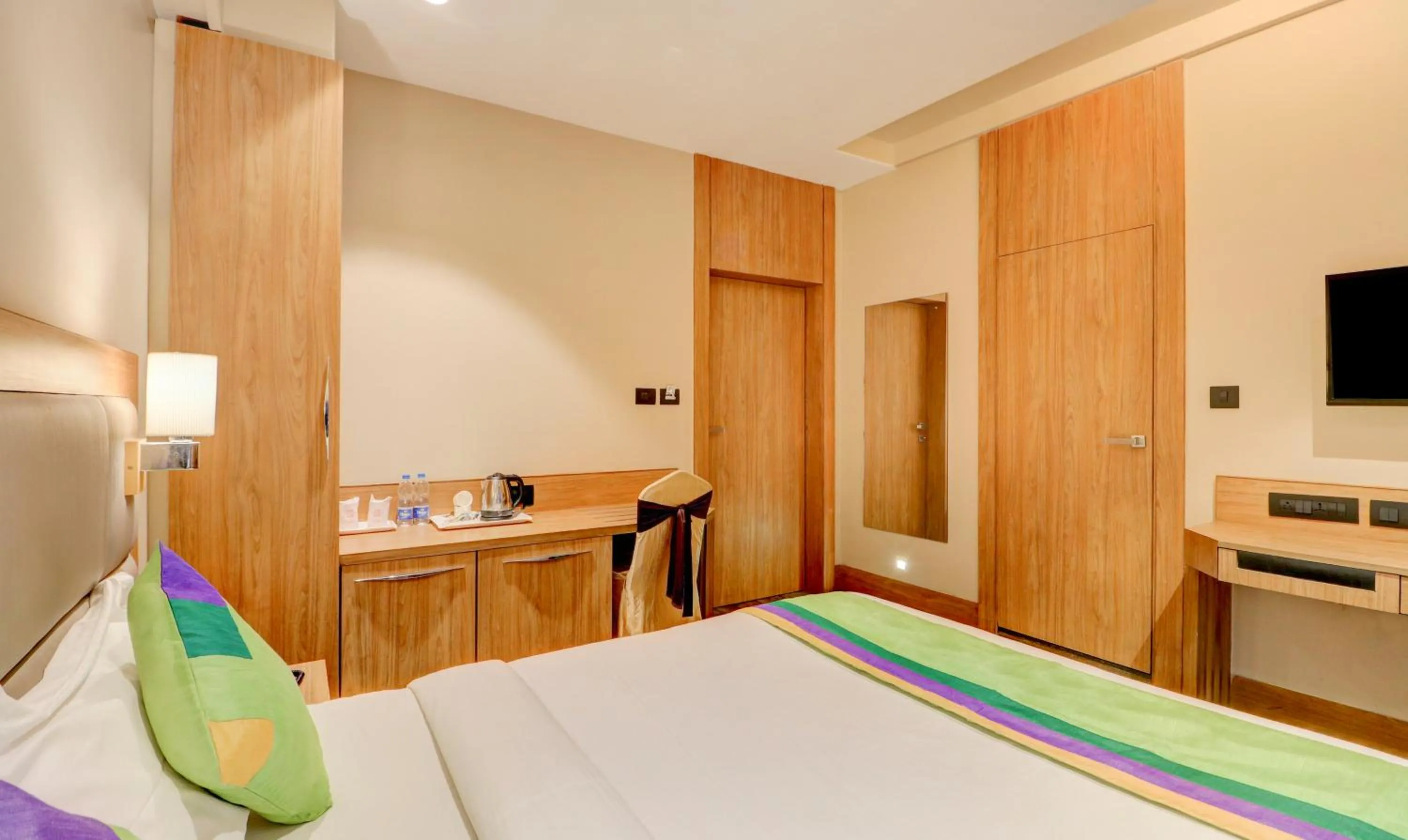 Bedroom, Bed in Treebo Radhe Palace, Lake Town